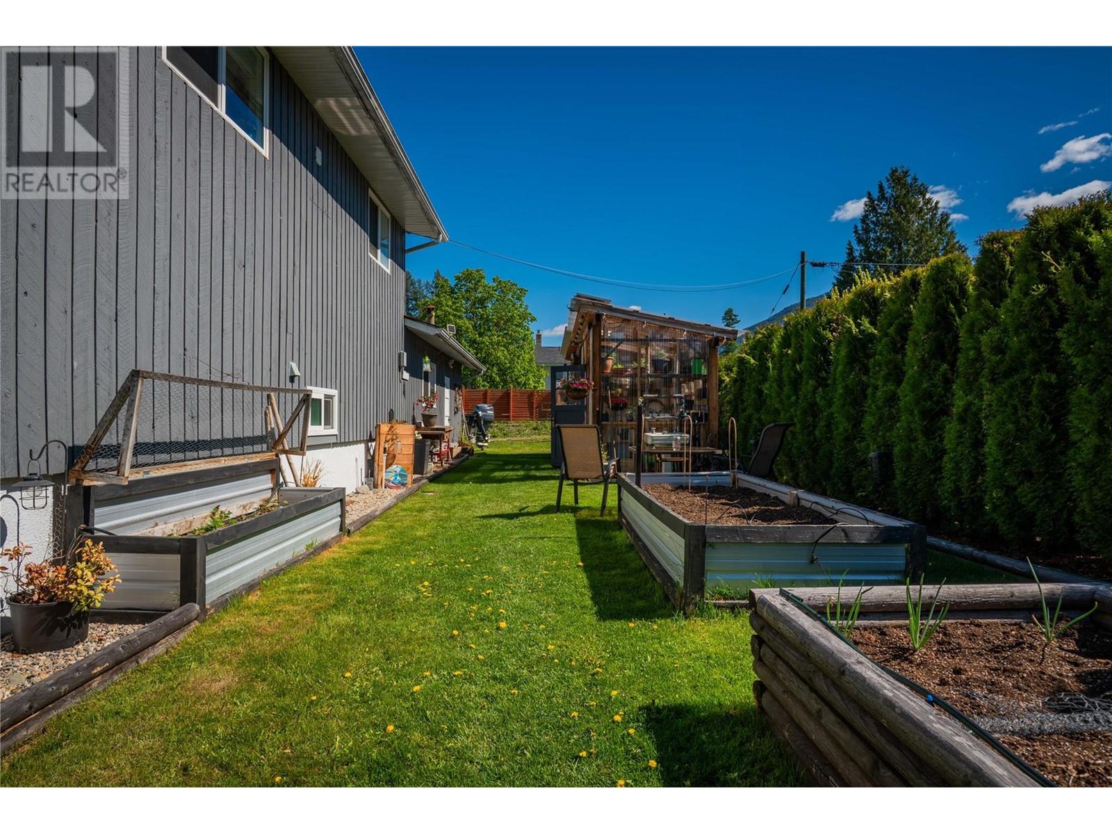 1764 Barrett Drive, Fruitvale, British Columbia  V0G 1L0 - Photo 9 - 10347216