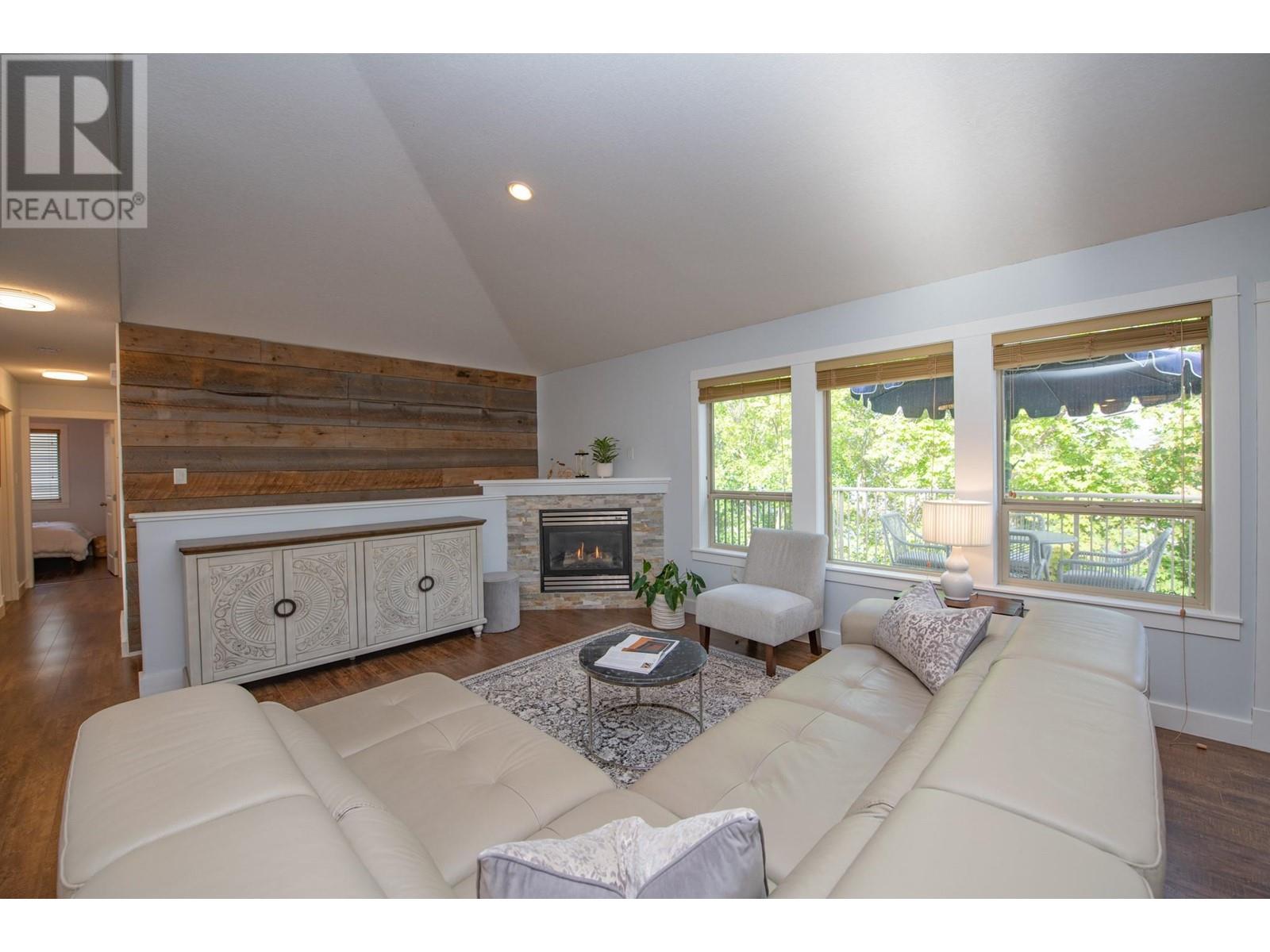 1927 Skyview Crescent, Lumby, British Columbia  V0E 2G0 - Photo 4 - 10347096