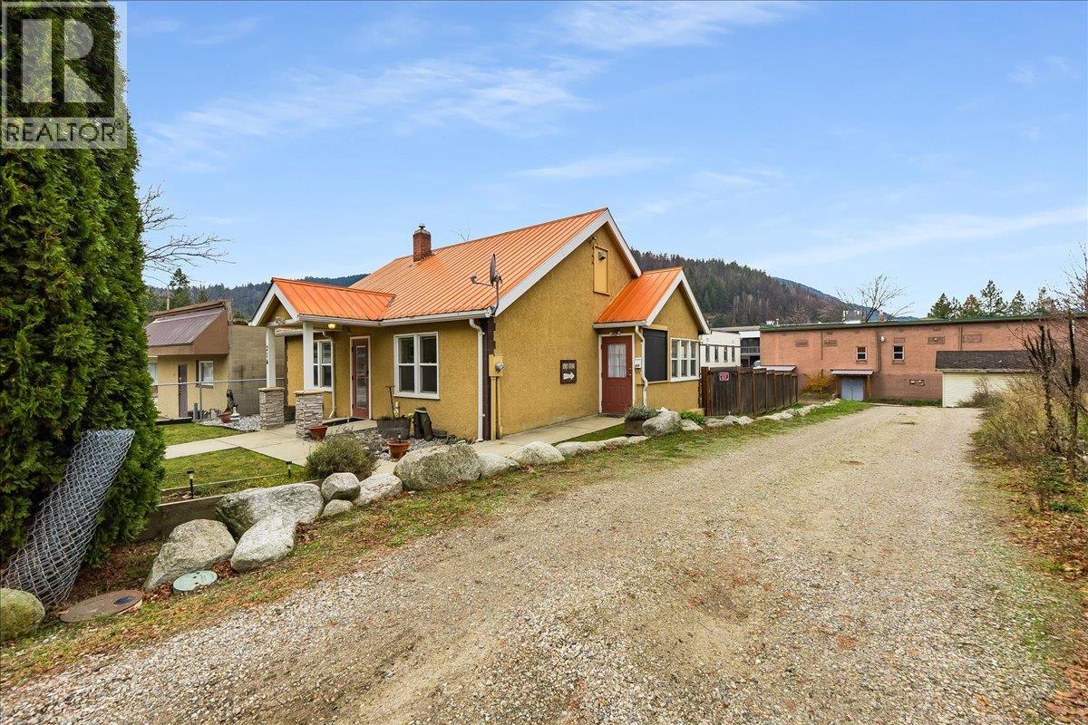 214 11th Avenue, Castlegar, British Columbia  V1N 1J2 - Photo 4 - 10348114