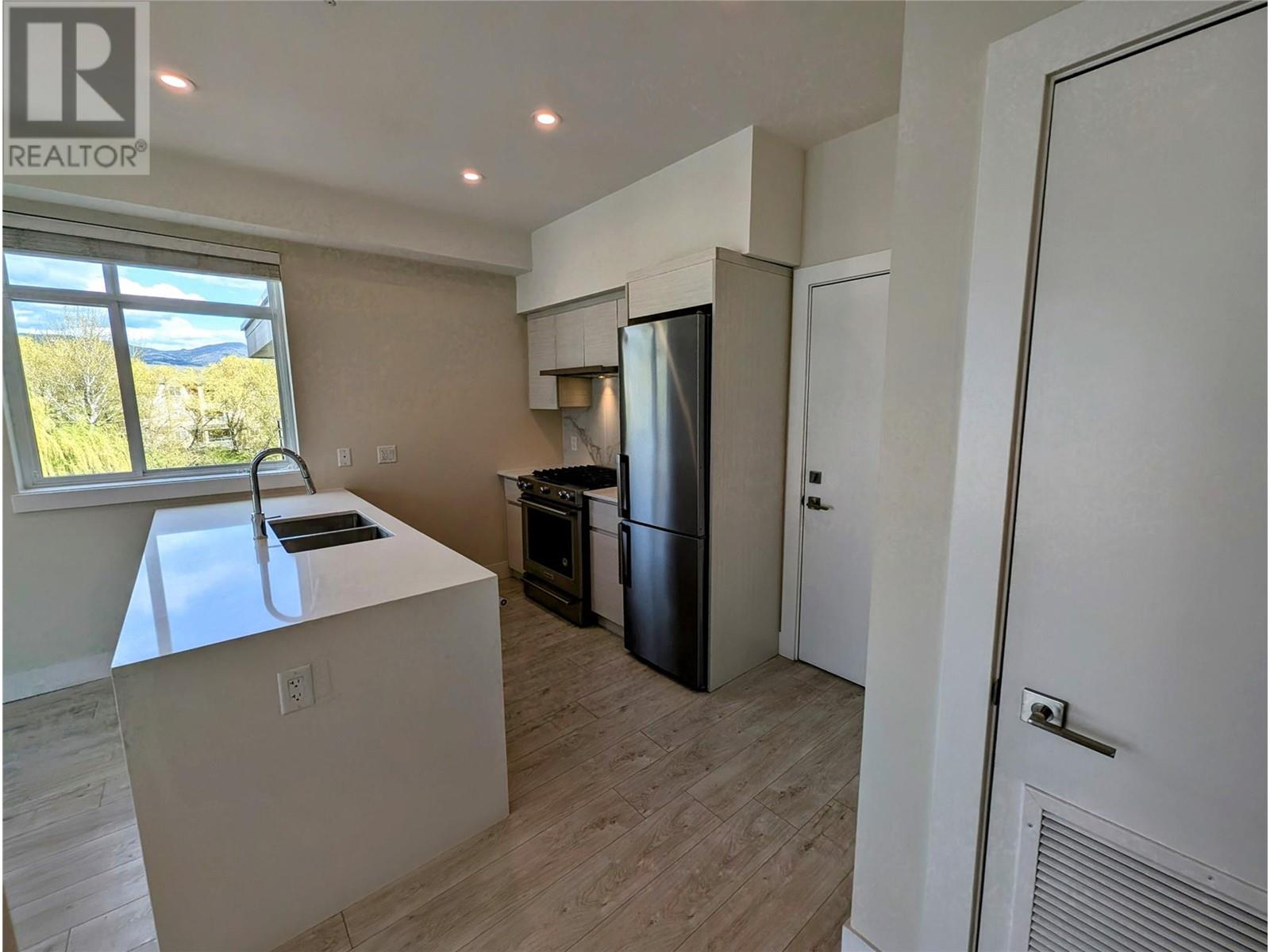 1925 Enterprise Way Unit# 403, Kelowna, British Columbia  V1Y 4P7 - Photo 2 - 10349124