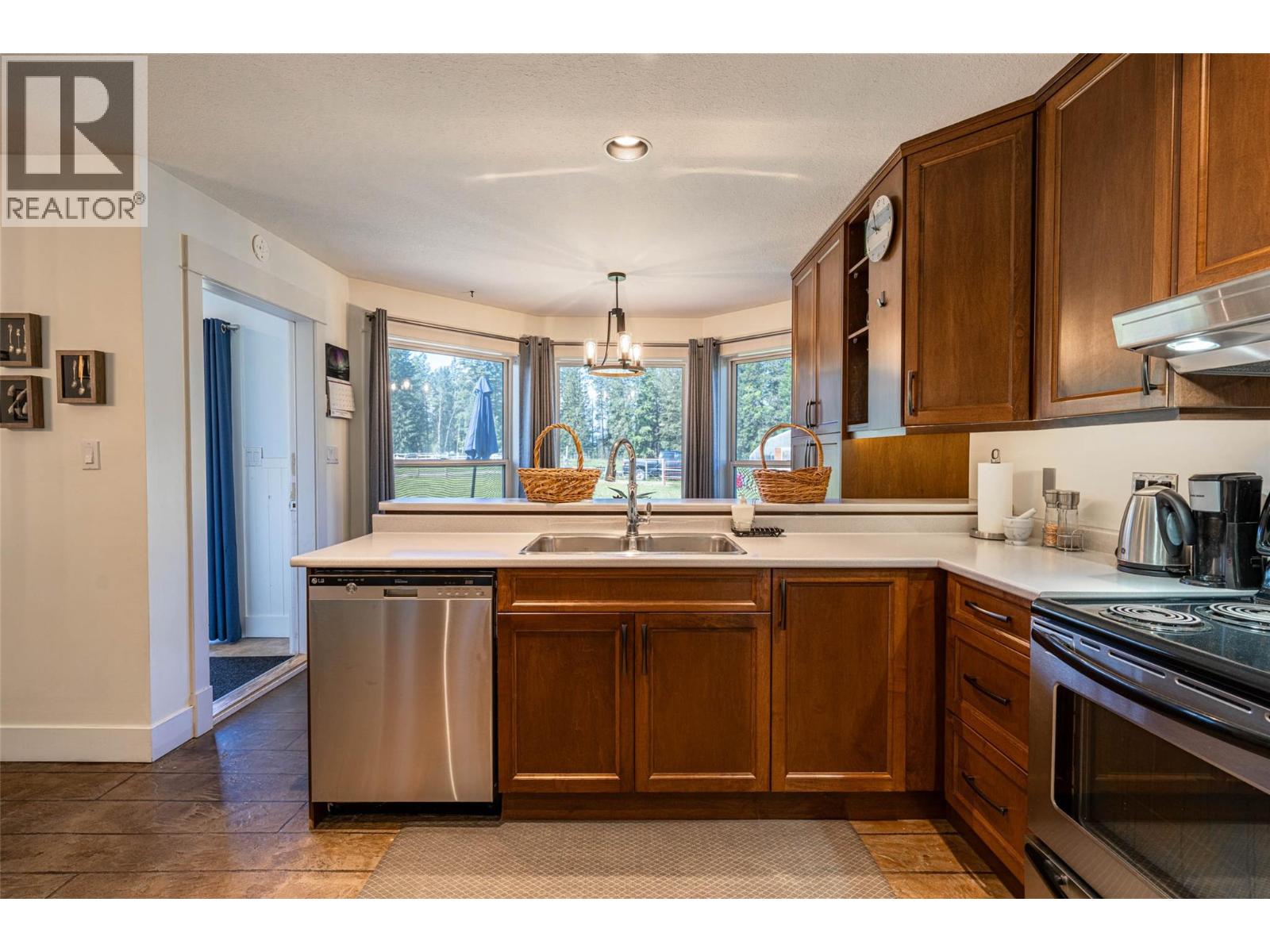 4858 Salmon River Road, Spallumcheen, British Columbia  V0E 1B4 - Photo 14 - 10347783