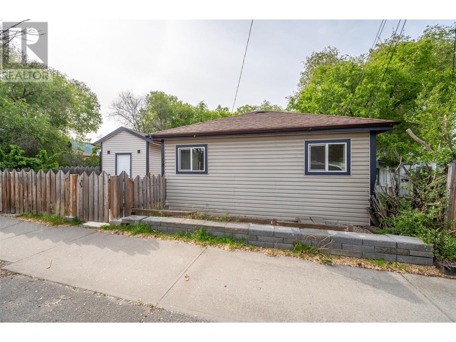 508 Eckhardt Avenue E, Penticton, British Columbia  V2A 1Z8 - Photo 1 - 10348214