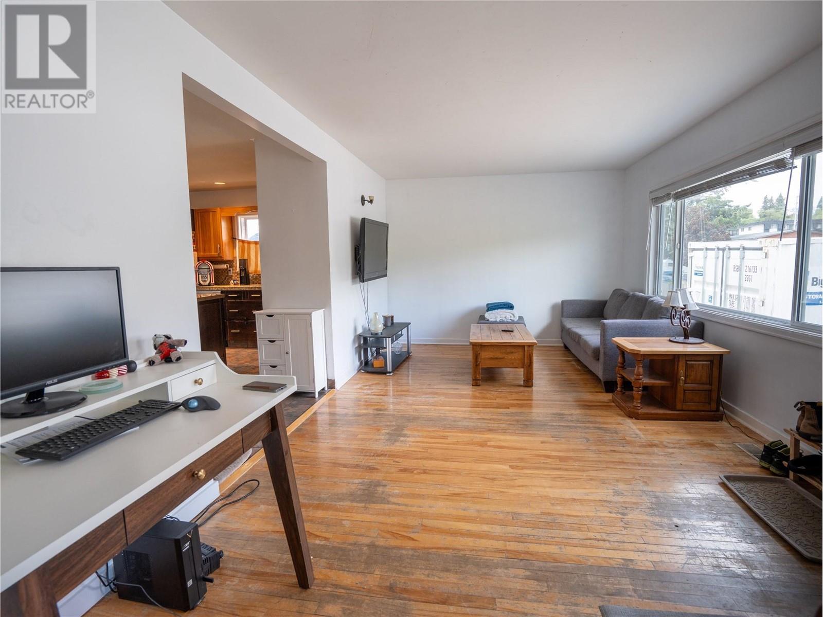989 Kilwinning Street, Penticton, British Columbia  V2A 4N8 - Photo 3 - 10349476