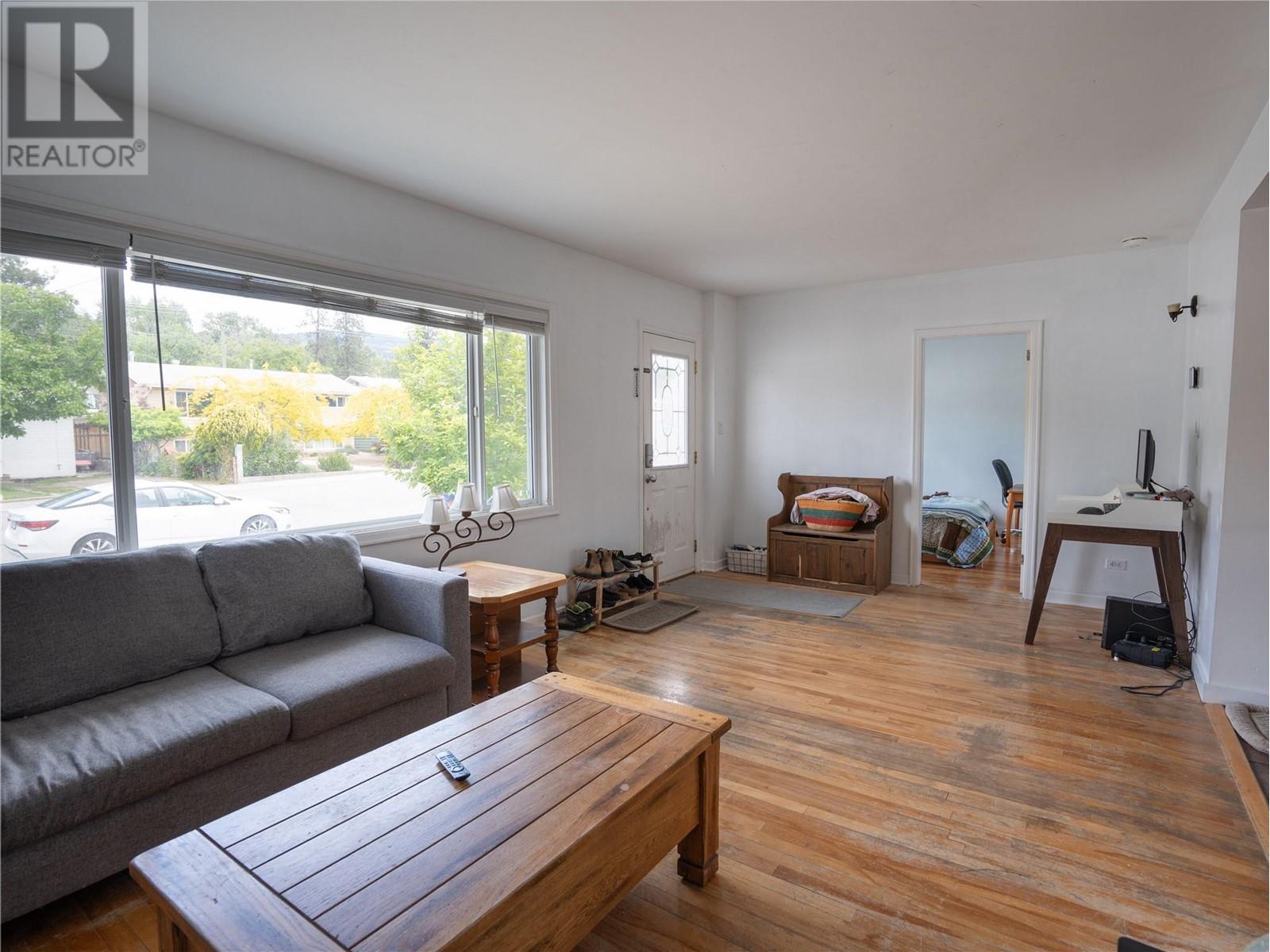 989 Kilwinning Street, Penticton, British Columbia  V2A 4N8 - Photo 4 - 10349476