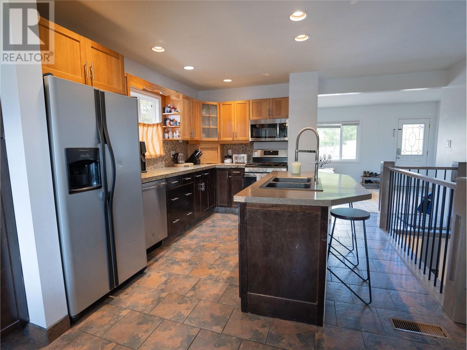 989 Kilwinning Street, Penticton, British Columbia  V2A 4N8 - Photo 6 - 10349476