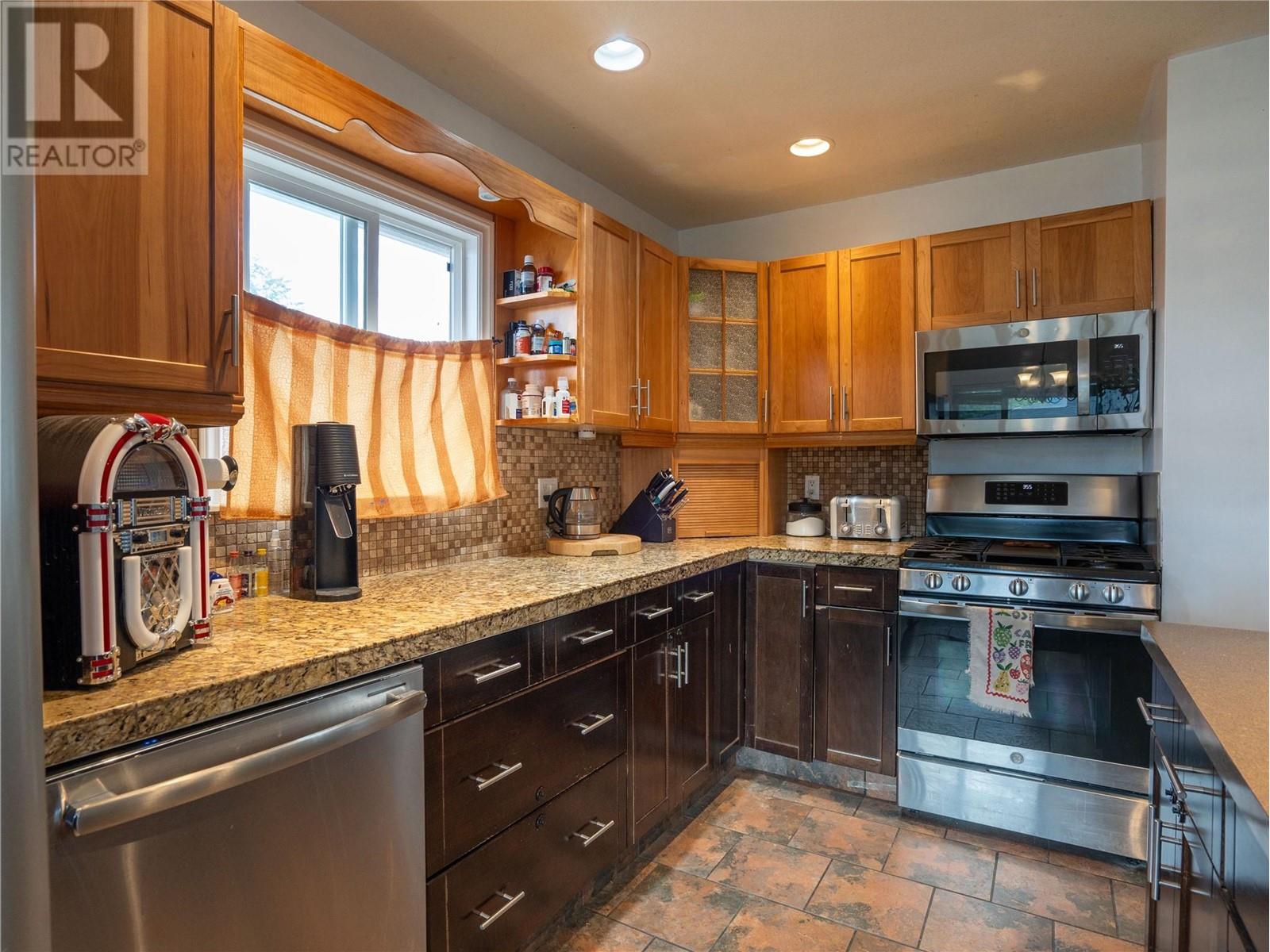 989 Kilwinning Street, Penticton, British Columbia  V2A 4N8 - Photo 8 - 10349476