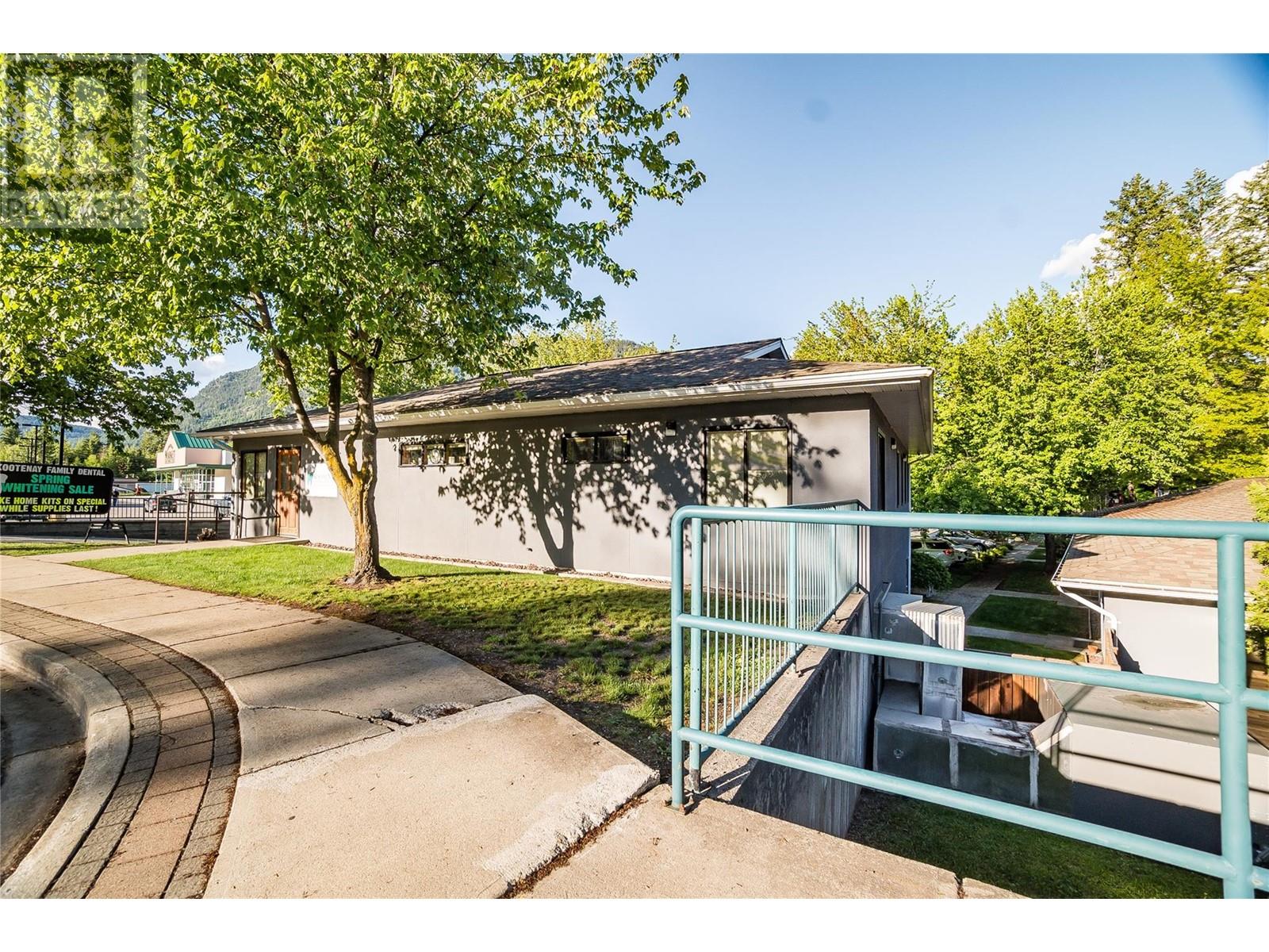 663 Columbia Avenue, Castlegar, British Columbia  V1N 1H1 - Photo 2 - 10348899