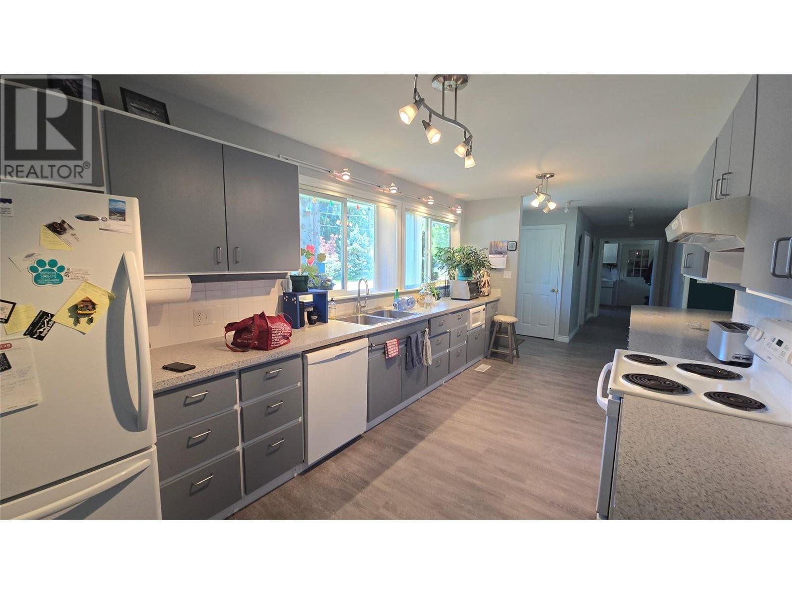 110 & 114 Motel Avenue, Salmo, British Columbia  V0G 1Z0 - Photo 23 - 10350352