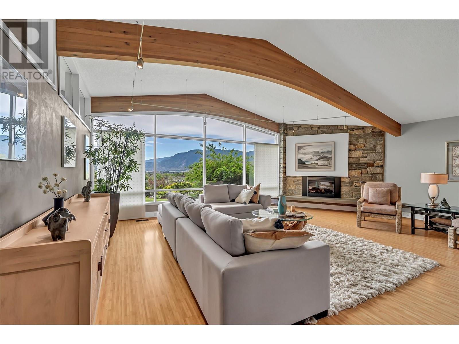 950 Creekside Road, Penticton, British Columbia  V2A 2C4 - Photo 1 - 10350360