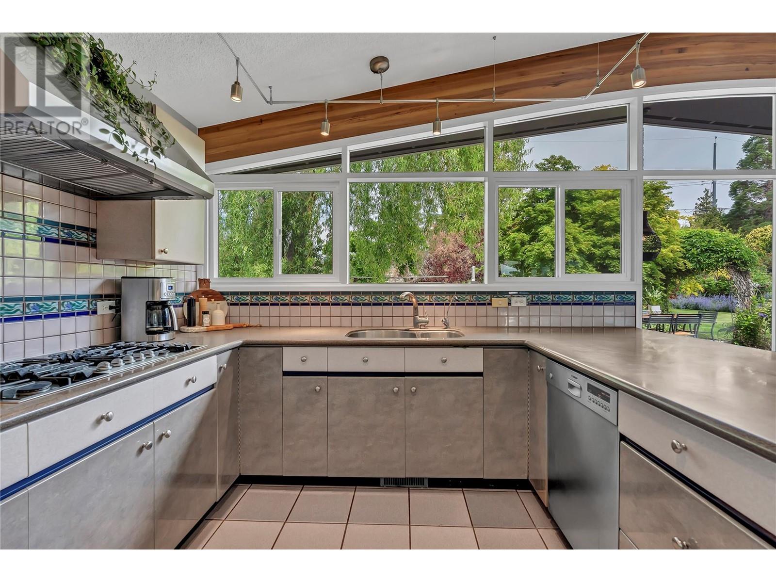 950 Creekside Road, Penticton, British Columbia  V2A 2C4 - Photo 13 - 10350360