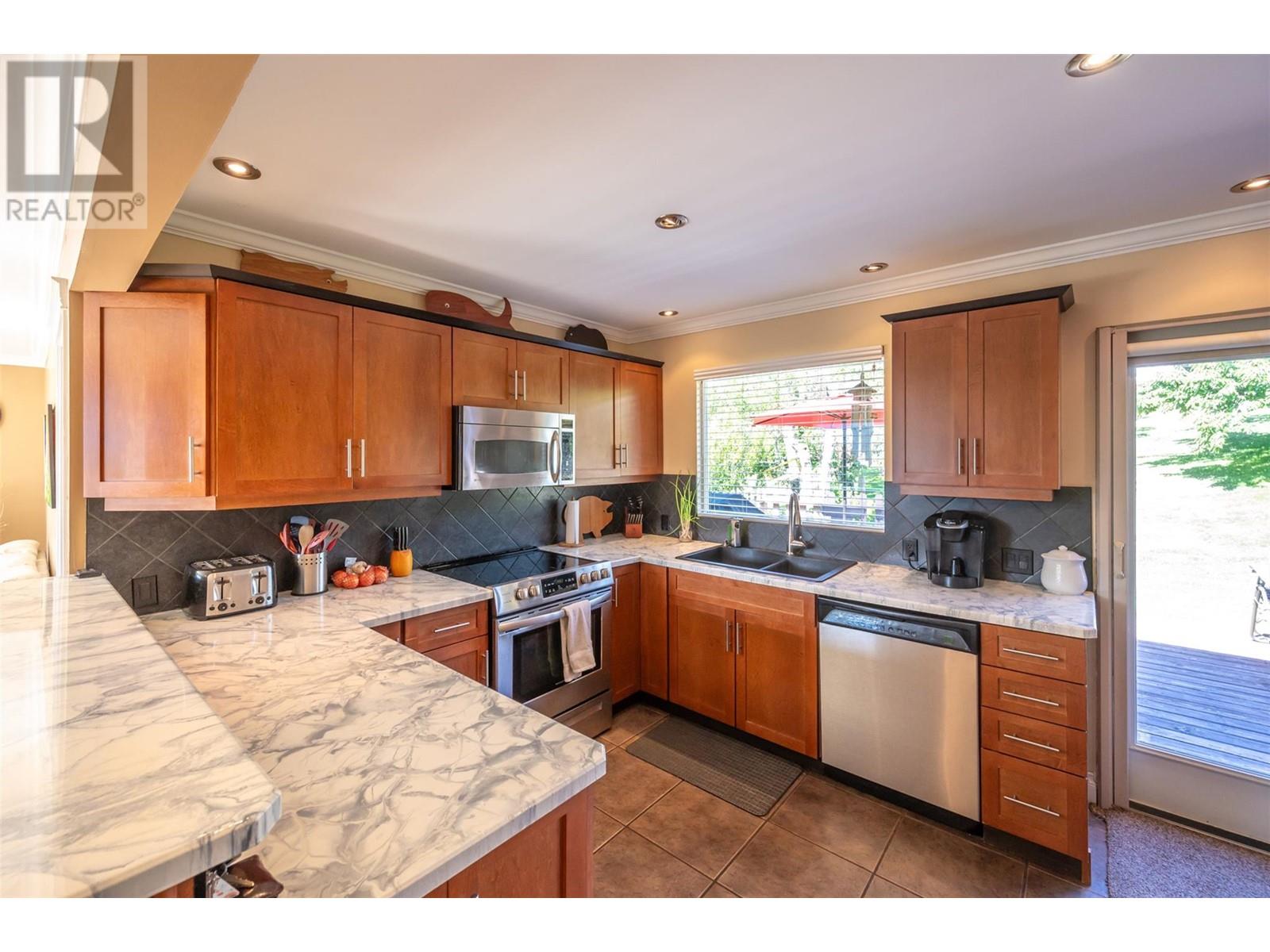 808 Vedette Drive, Penticton, British Columbia  V2A 8Y3 - Photo 4 - 10351018