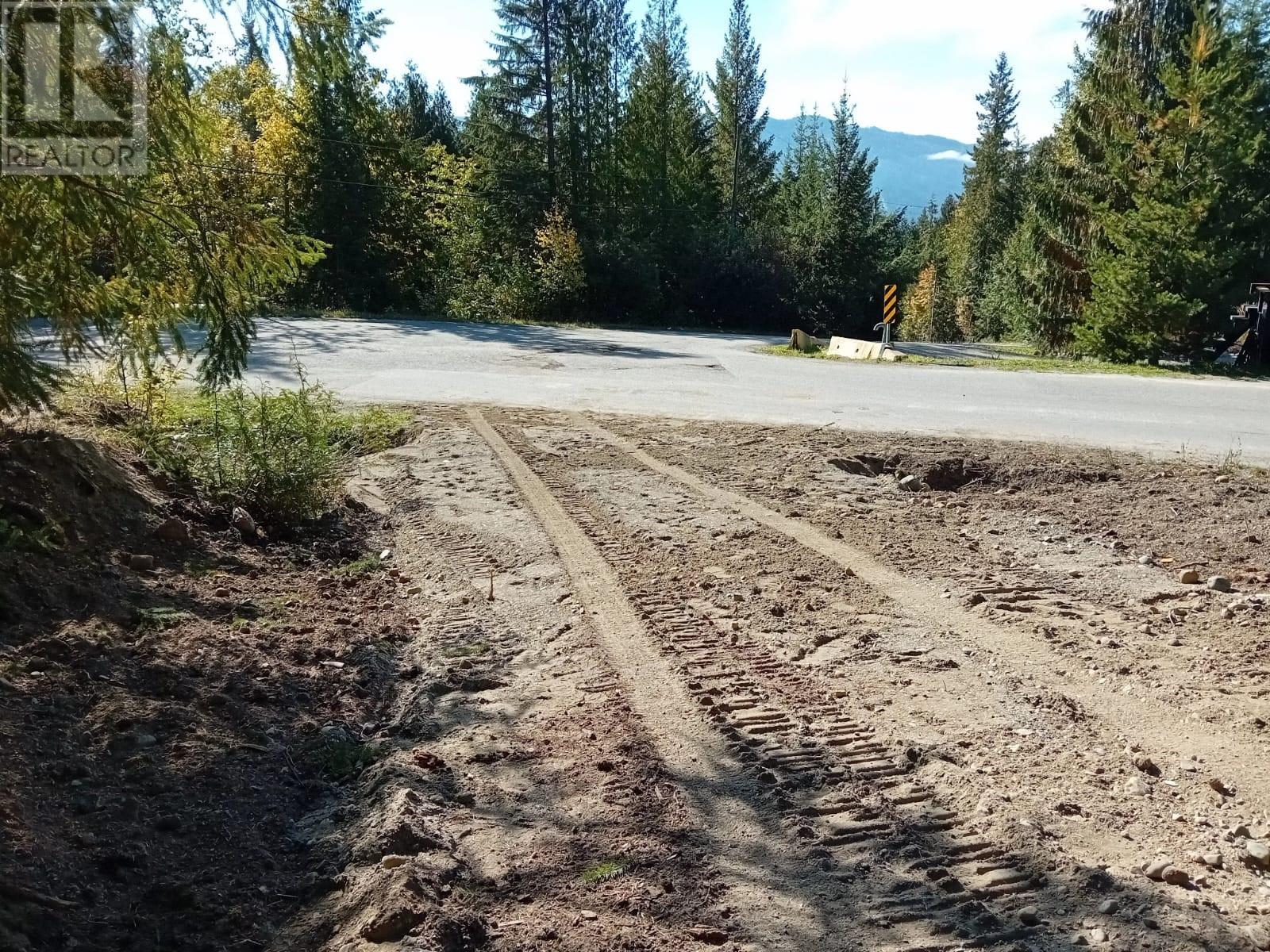 372 Aspen Road, Anglemont, British Columbia  V0E 1M8 - Photo 5 - 10351128