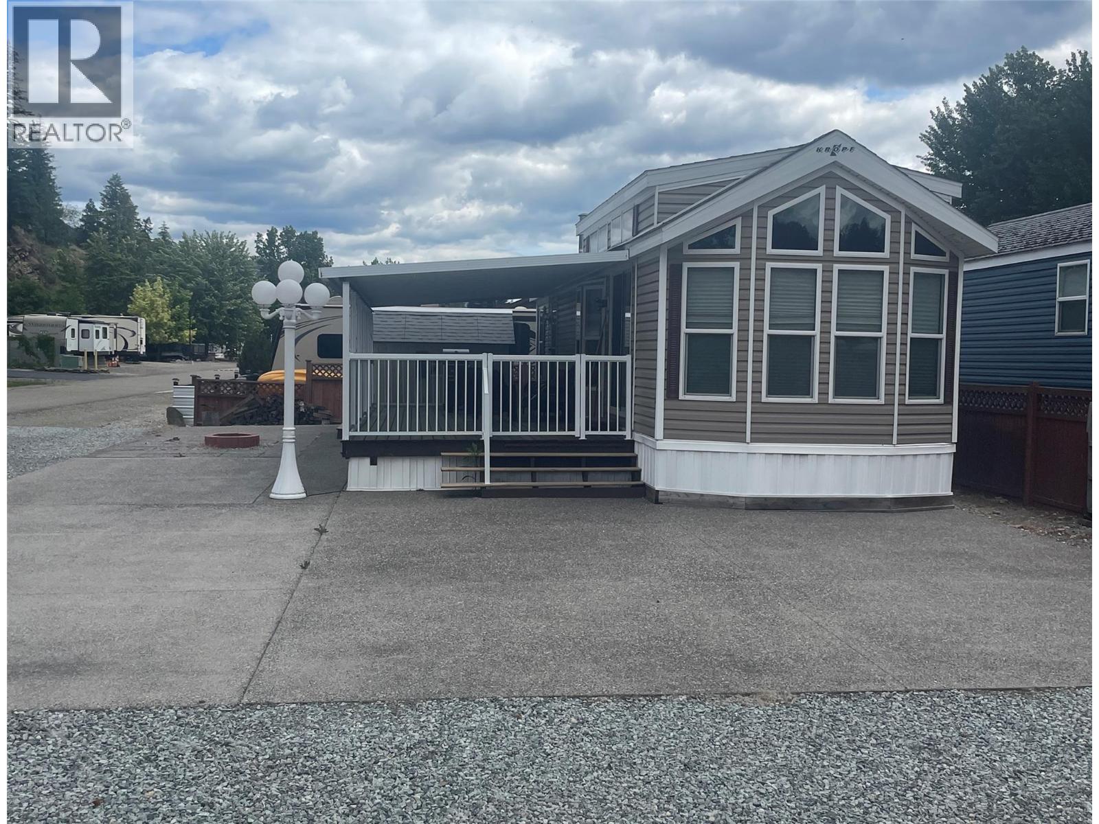 2633 Squilax Anglemont Road Unit# 19, Lee Creek, British Columbia  V0E 1M4 - Photo 2 - 10350932