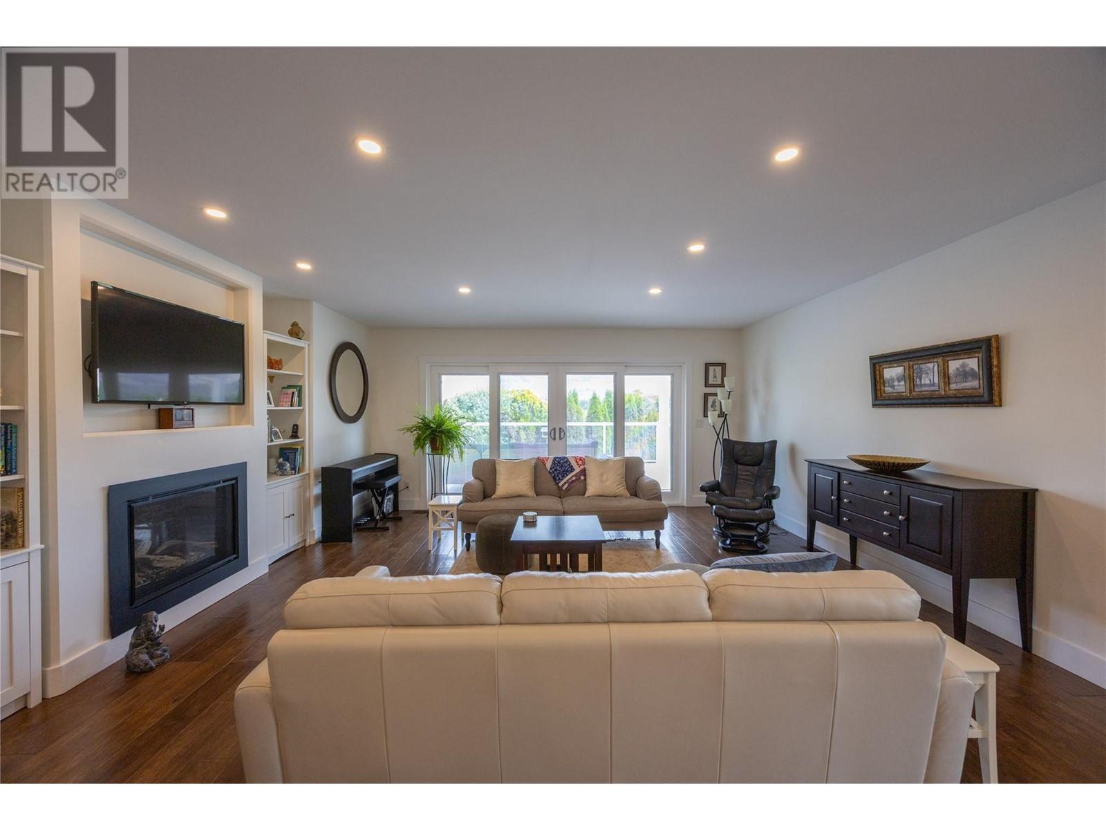 5609 Yarrow Street, Oliver, British Columbia  V0H 1T9 - Photo 4 - 10351075