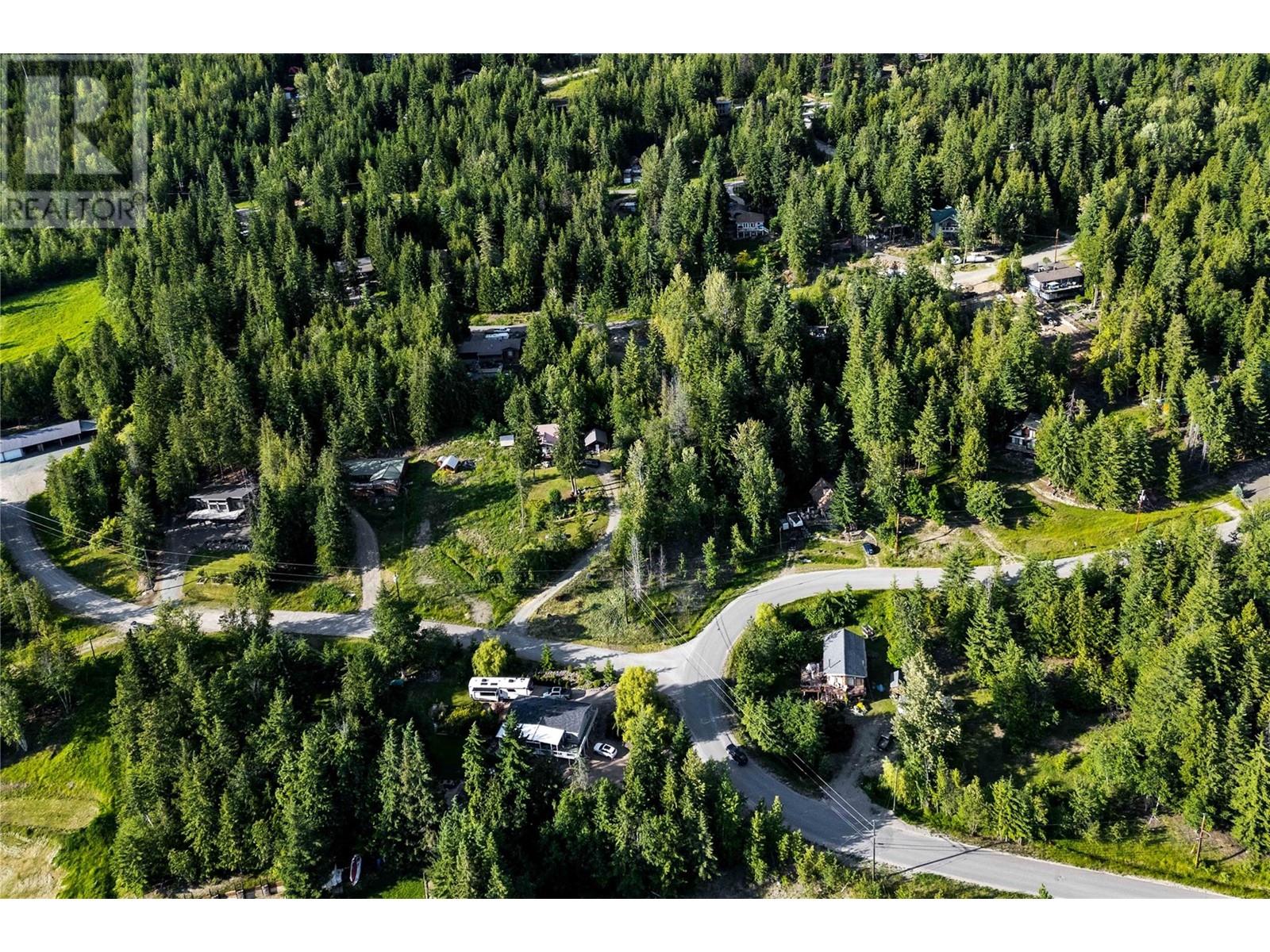 7227 Estate Drive, Anglemont, British Columbia  V0E 1M8 - Photo 12 - 10350823