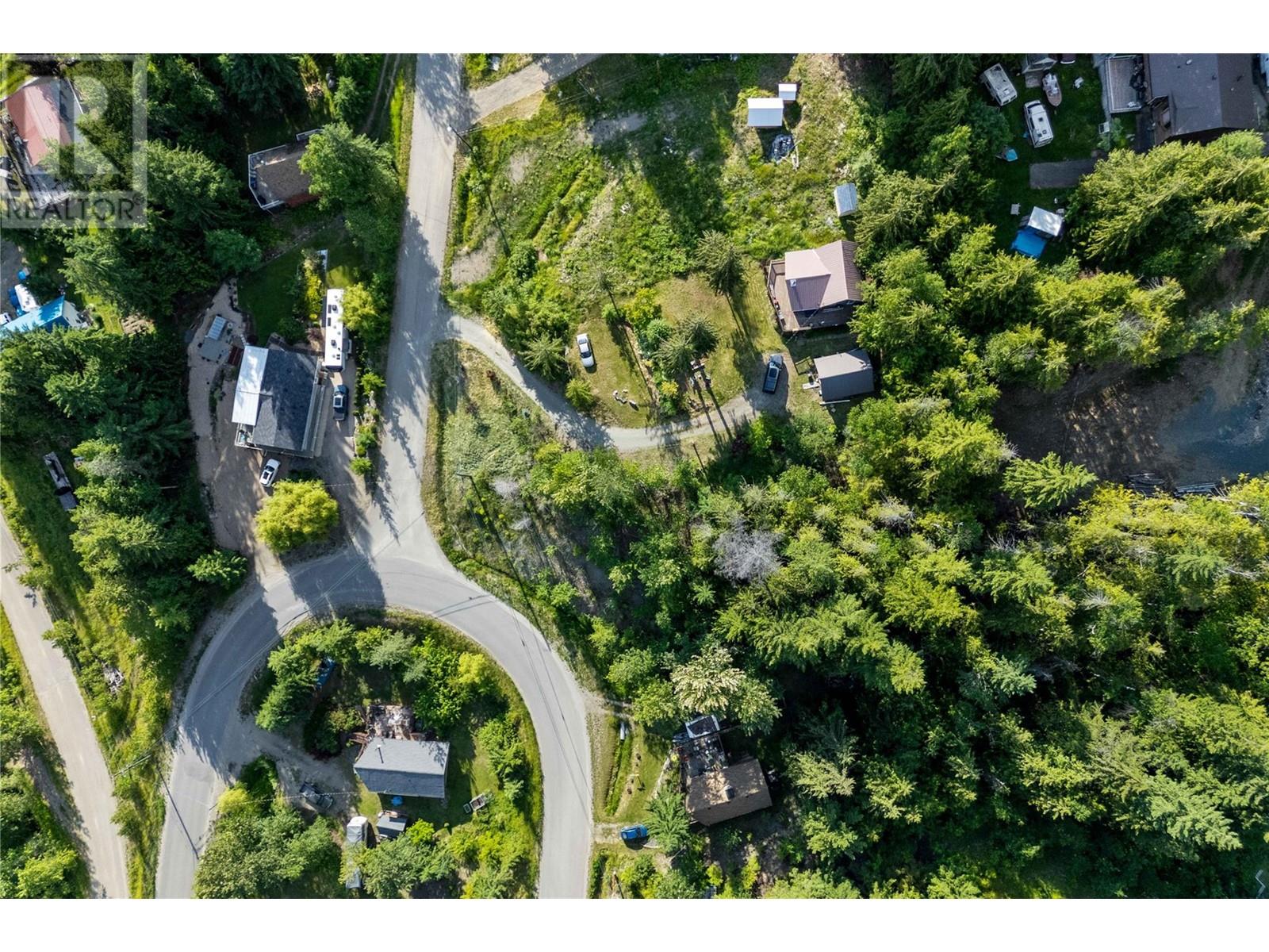 7227 Estate Drive, Anglemont, British Columbia  V0E 1M8 - Photo 2 - 10350823