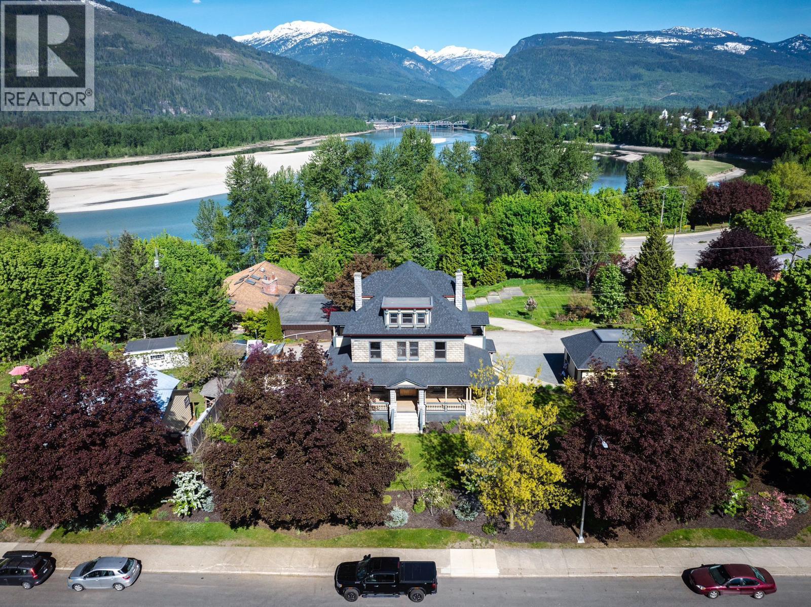 805 & 815 Mackenzie Avenue, Revelstoke, British Columbia  V0E 2S0 - Photo 14 - 10351017