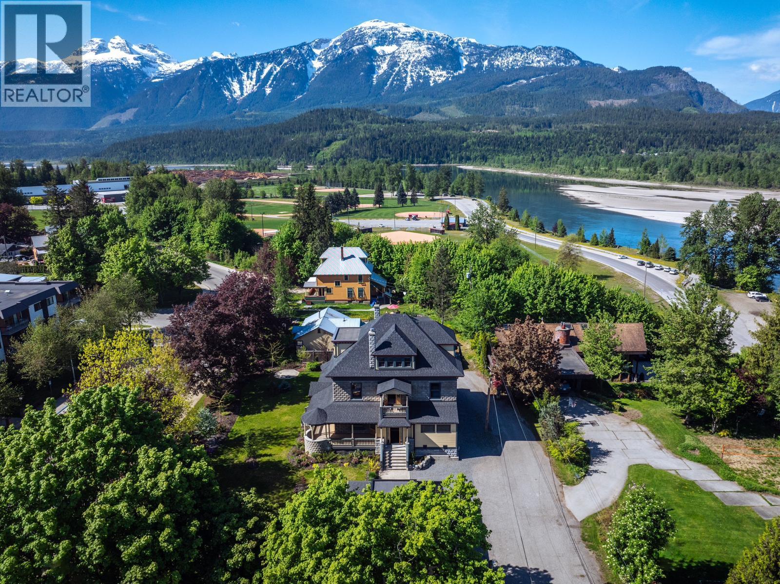 805 & 815 Mackenzie Avenue, Revelstoke, British Columbia  V0E 2S0 - Photo 15 - 10351017