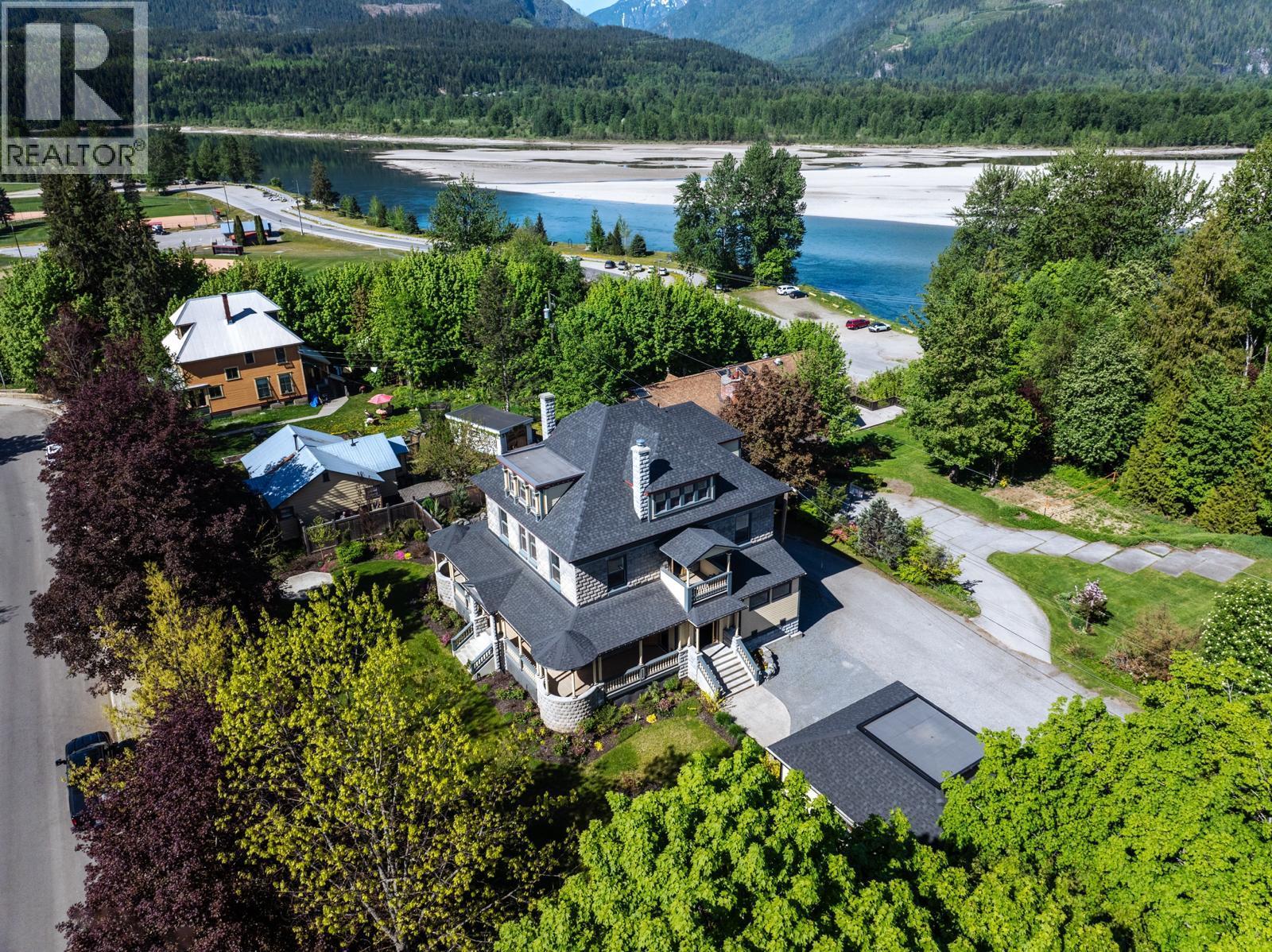 805 & 815 Mackenzie Avenue, Revelstoke, British Columbia  V0E 2S0 - Photo 17 - 10351017