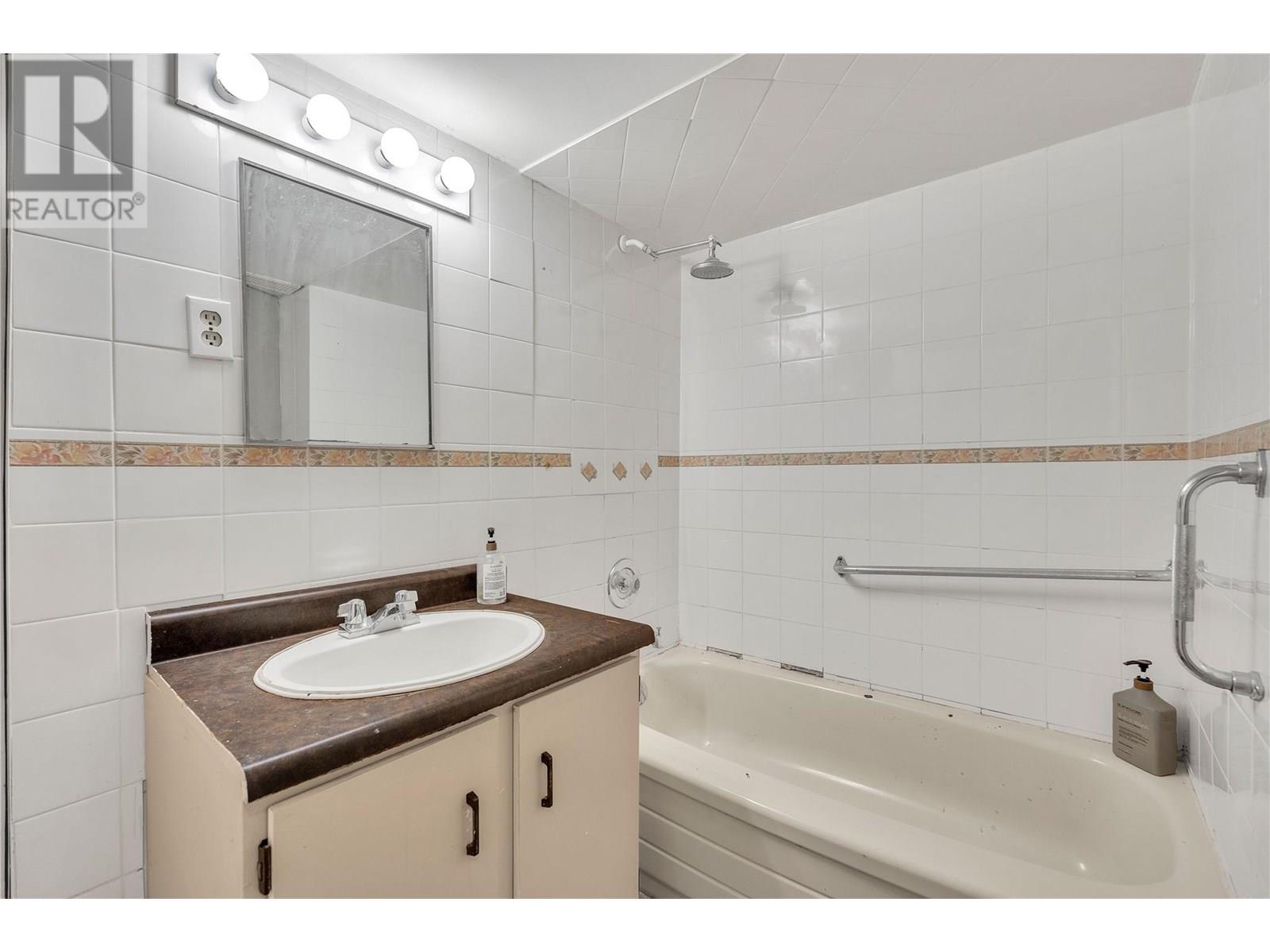 351 Eckhardt Avenue E, Penticton, British Columbia  V2A 1Z7 - Photo 28 - 10351693