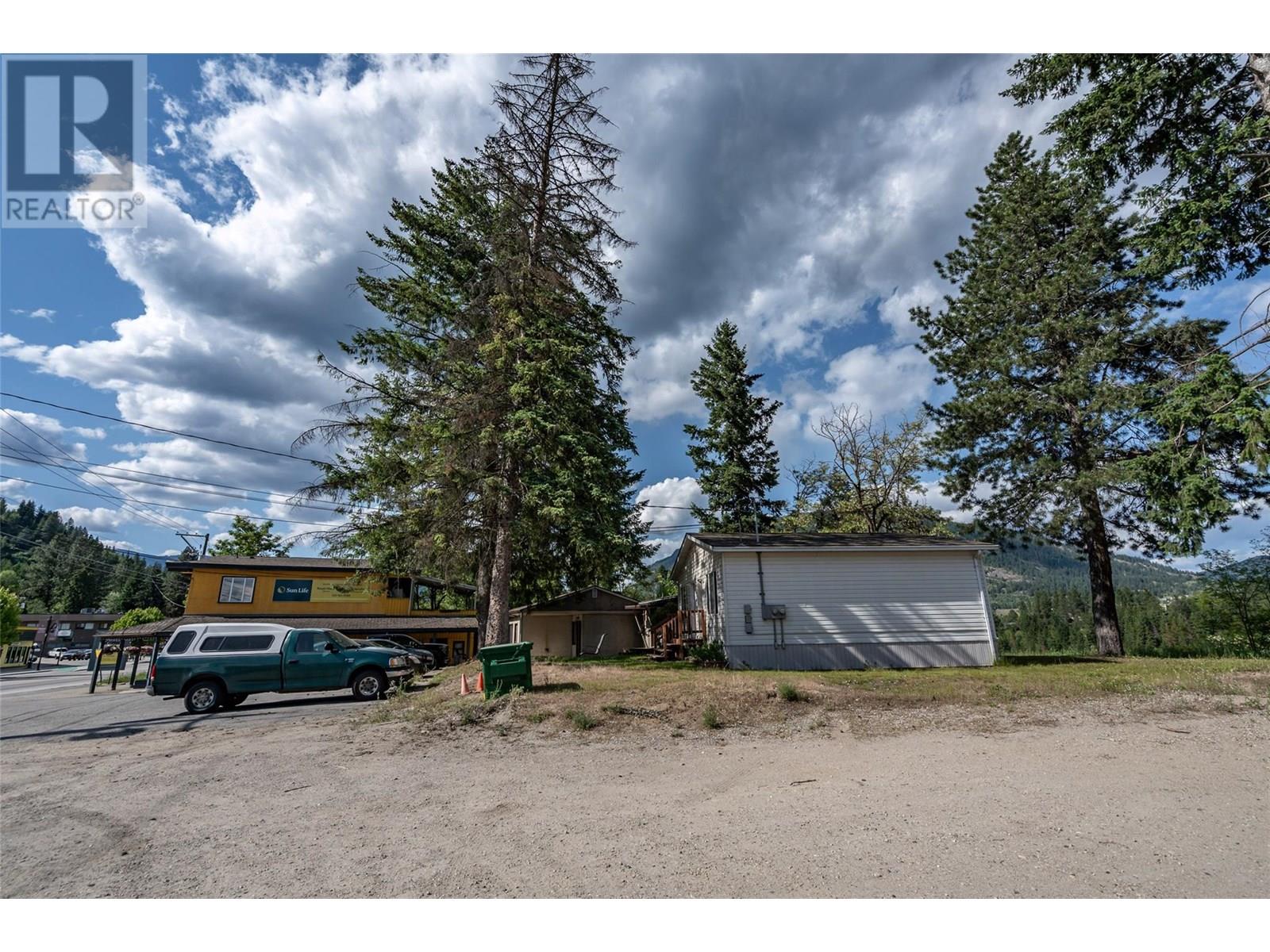 1451 Columbia Avenue, Castlegar, British Columbia  V1N 1H8 - Photo 11 - 10351656