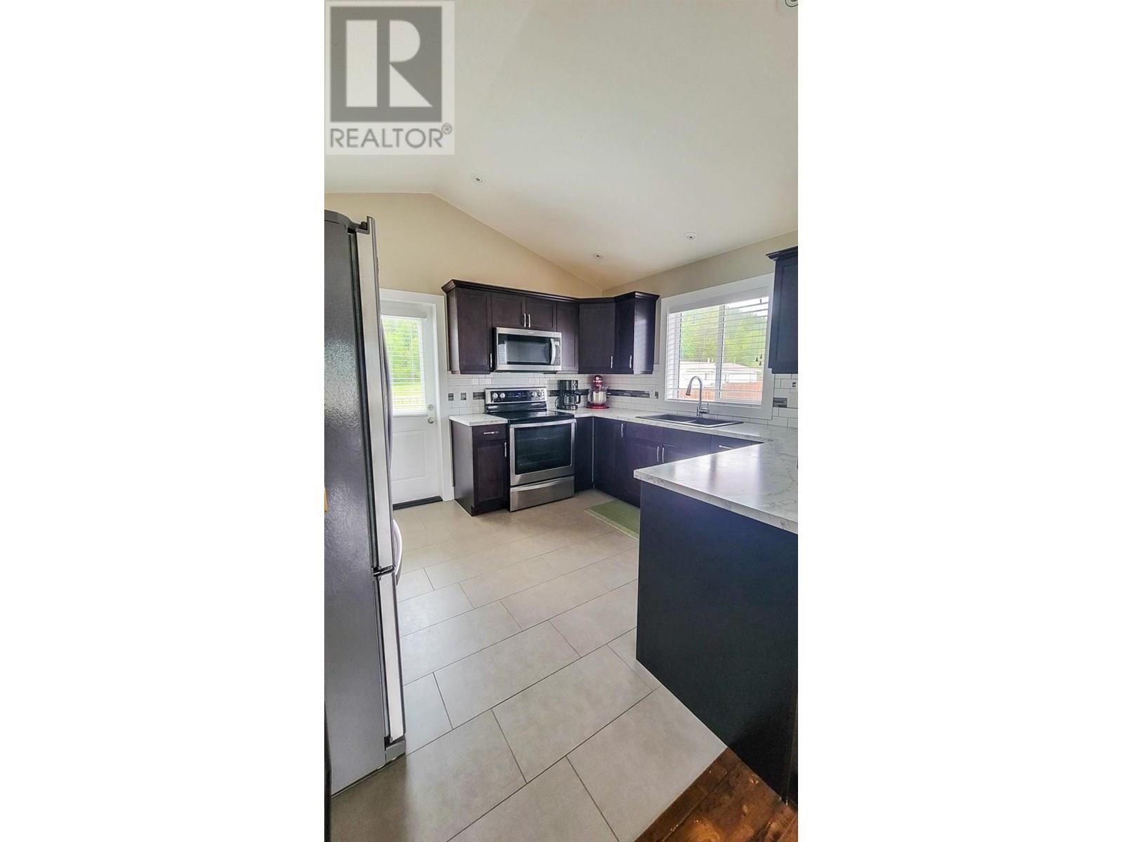 4208 16th Avenue, Castlegar, British Columbia  V1N 4X7 - Photo 8 - 10351357