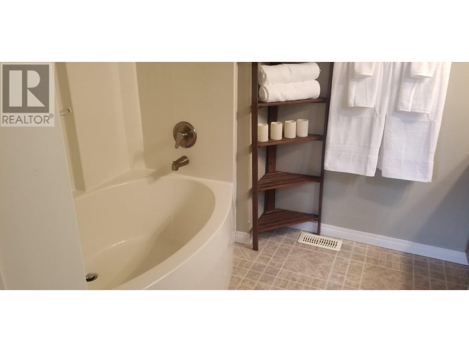 9000 Hummingbird Drive, Swansea Point, British Columbia  V0E 2K2 - Photo 17 - 10351803