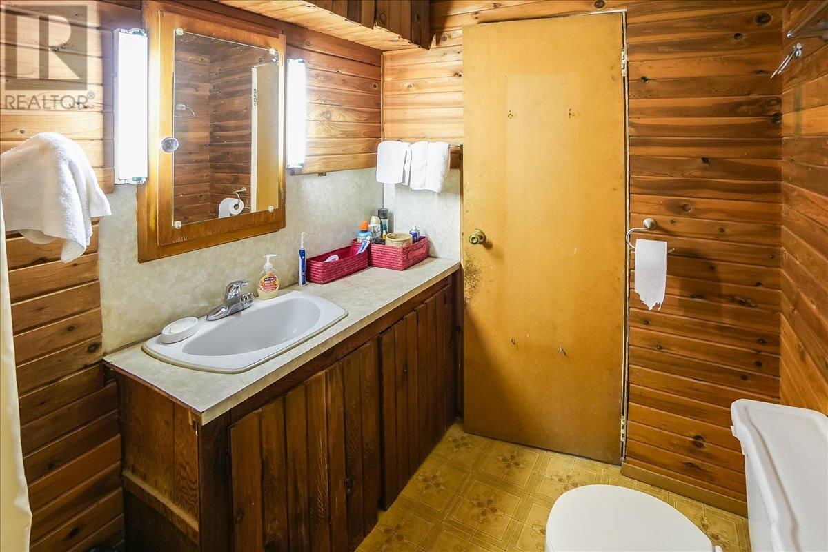 3601 3rd Avenue, Castlegar, British Columbia  V1N 2R7 - Photo 21 - 10352032