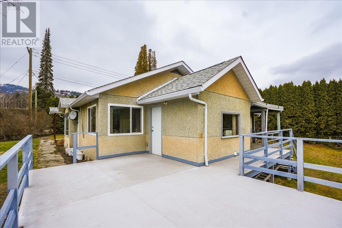 3601 3rd Avenue, Castlegar, British Columbia  V1N 2R7 - Photo 7 - 10352032