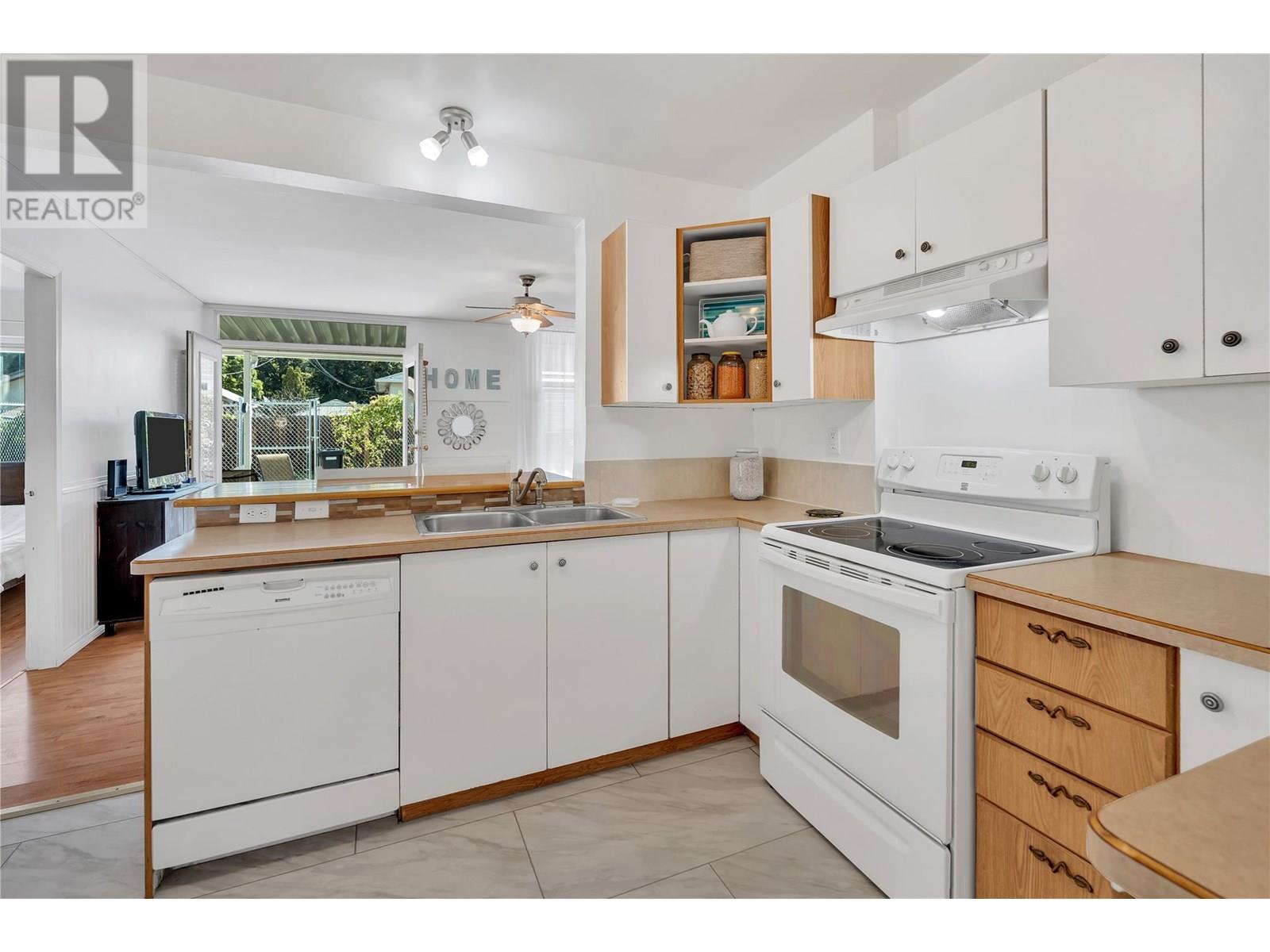616 Burns Street, Penticton, British Columbia  V2A 4X3 - Photo 6 - 10352091