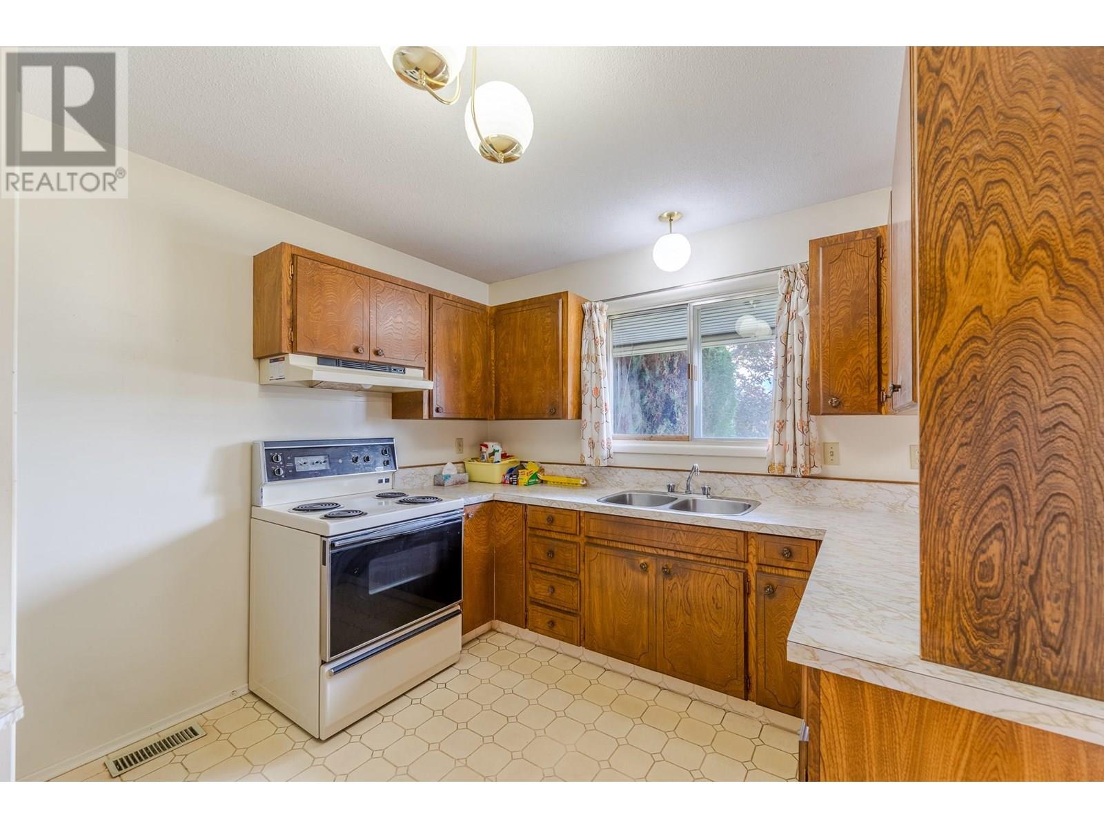 2450 Mckenzie Street, Penticton, British Columbia  V2A 6H7 - Photo 12 - 10351725