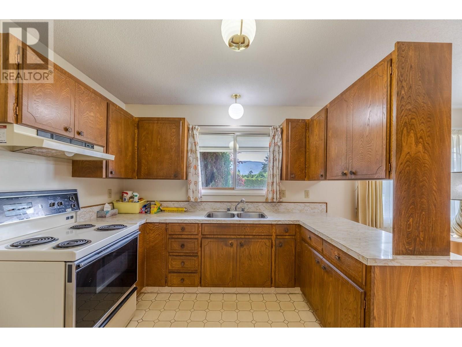 2450 Mckenzie Street, Penticton, British Columbia  V2A 6H7 - Photo 13 - 10351725