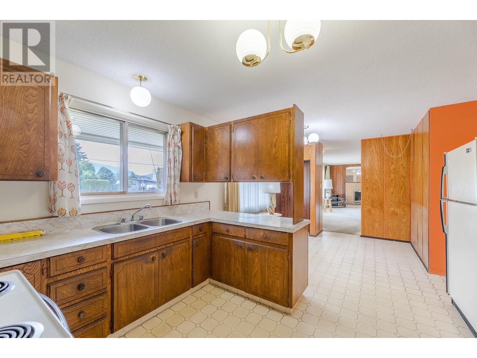 2450 Mckenzie Street, Penticton, British Columbia  V2A 6H7 - Photo 15 - 10351725