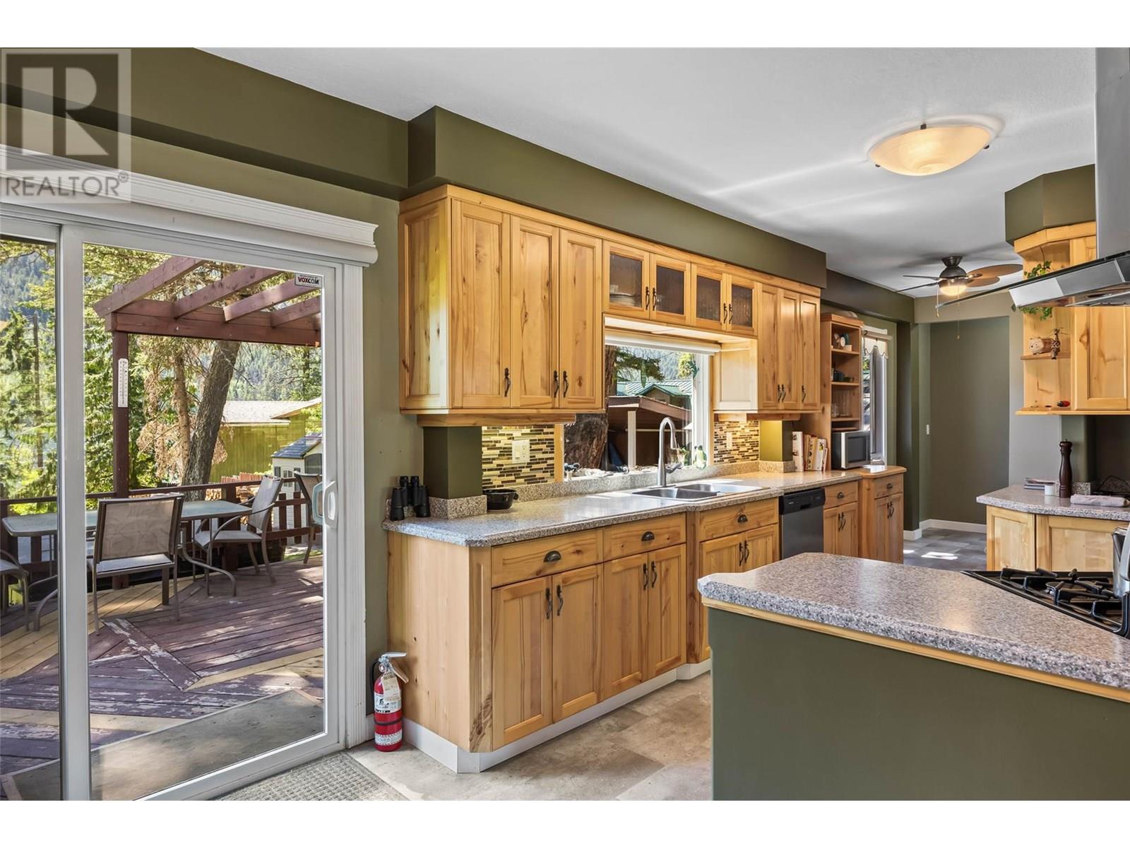 2292 Ojibway Road, Kamloops, British Columbia  V2H 1P1 - Photo 5 - 10352165