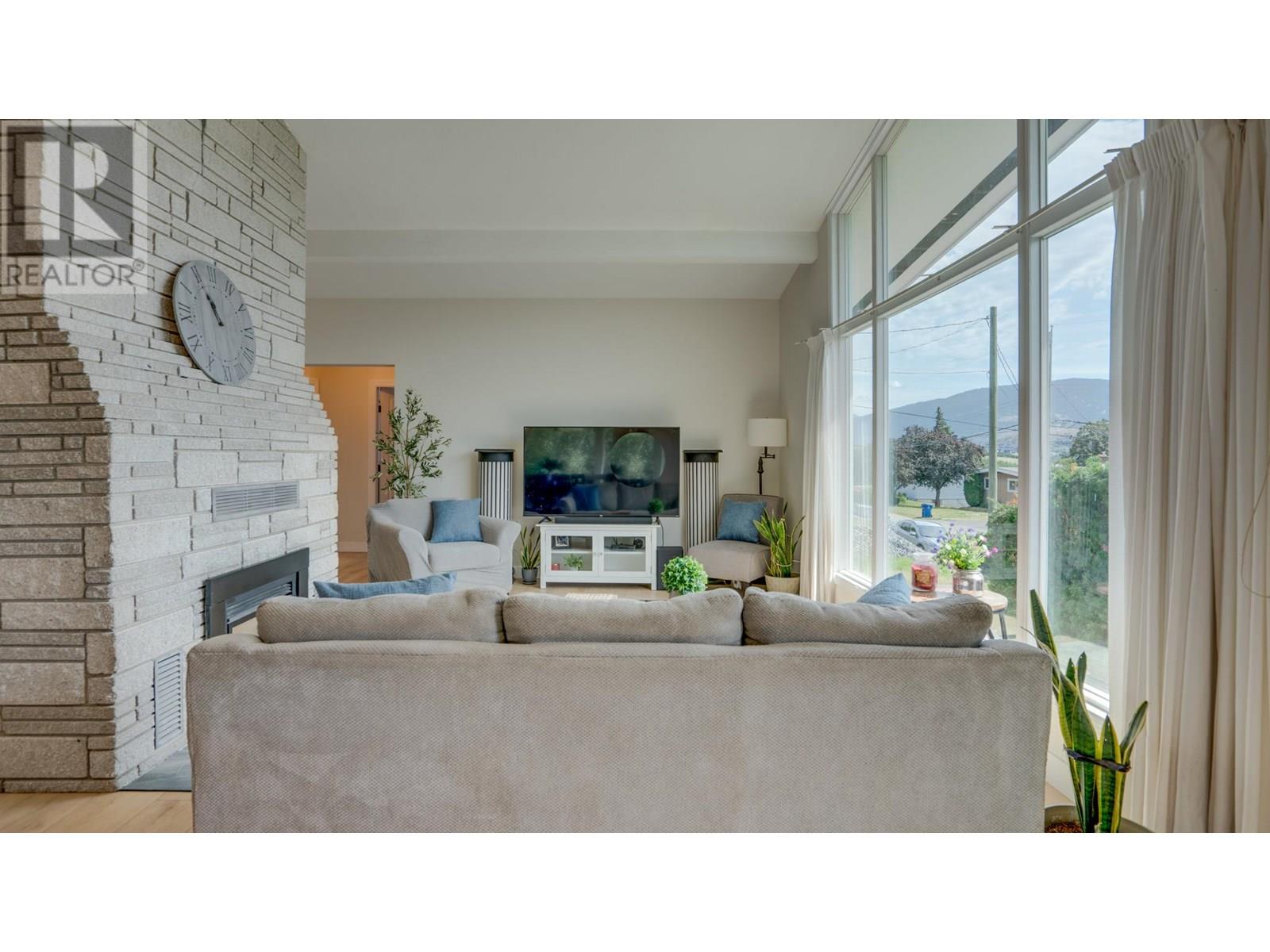 8700 Lakeview Drive, Coldstream, British Columbia  V1B 1W3 - Photo 10 - 10351977