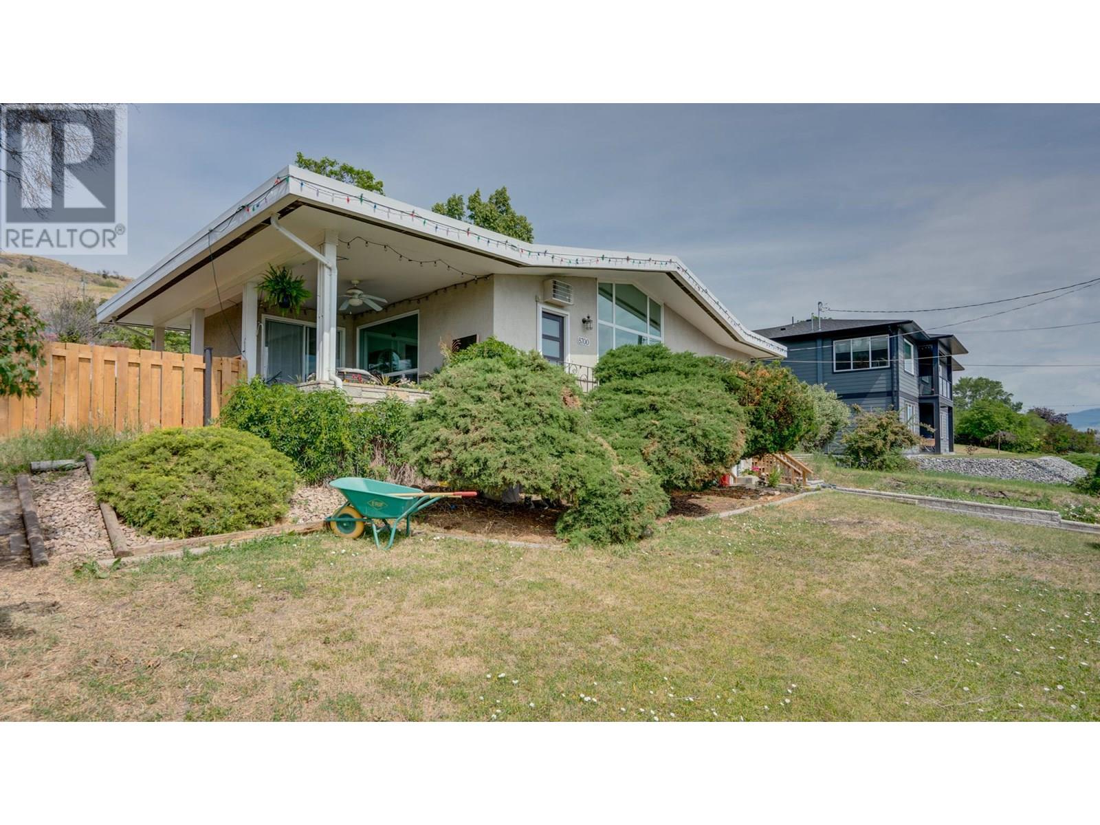 8700 Lakeview Drive, Coldstream, British Columbia  V1B 1W3 - Photo 3 - 10351977