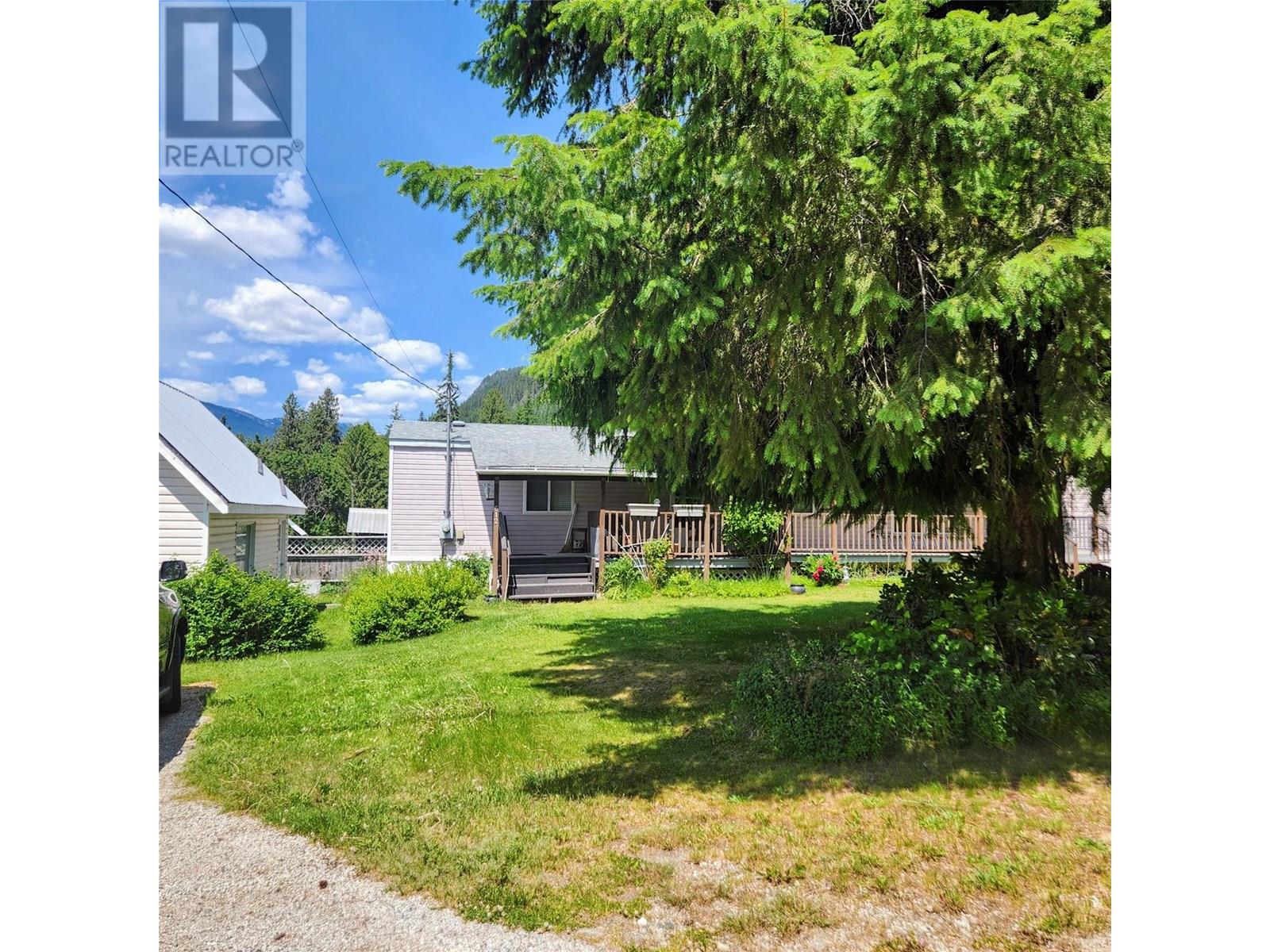 612 Fletcher Avenue, Slocan, British Columbia  V0G 2C0 - Photo 2 - 10351796