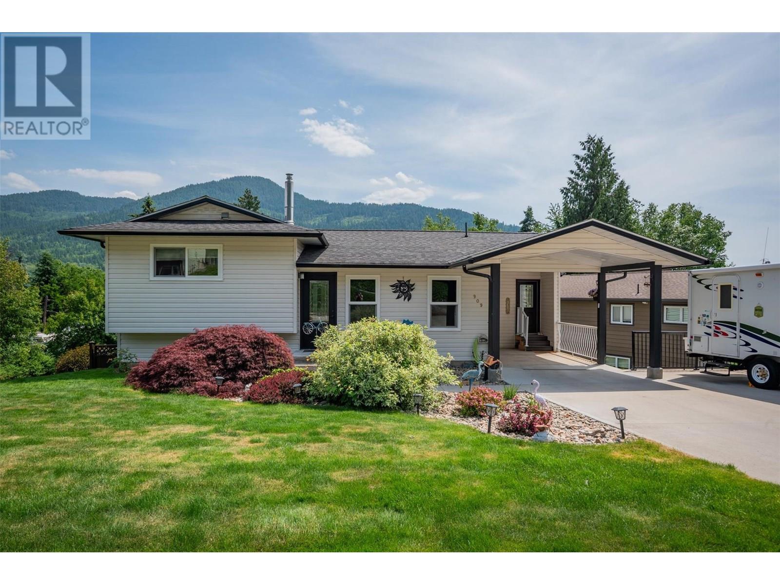 909 8th Street, Montrose, British Columbia  V0G 1P0 - Photo 1 - 10352173
