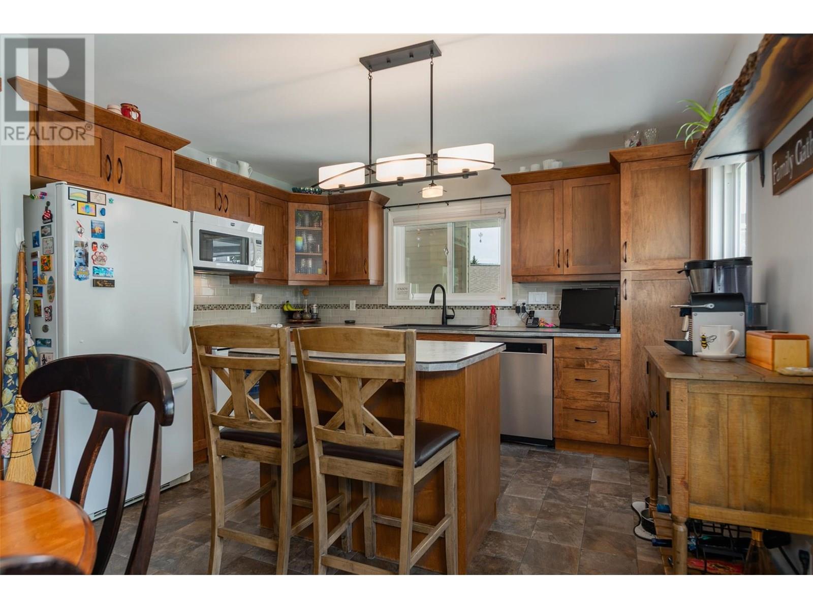 909 8th Street, Montrose, British Columbia  V0G 1P0 - Photo 10 - 10352173