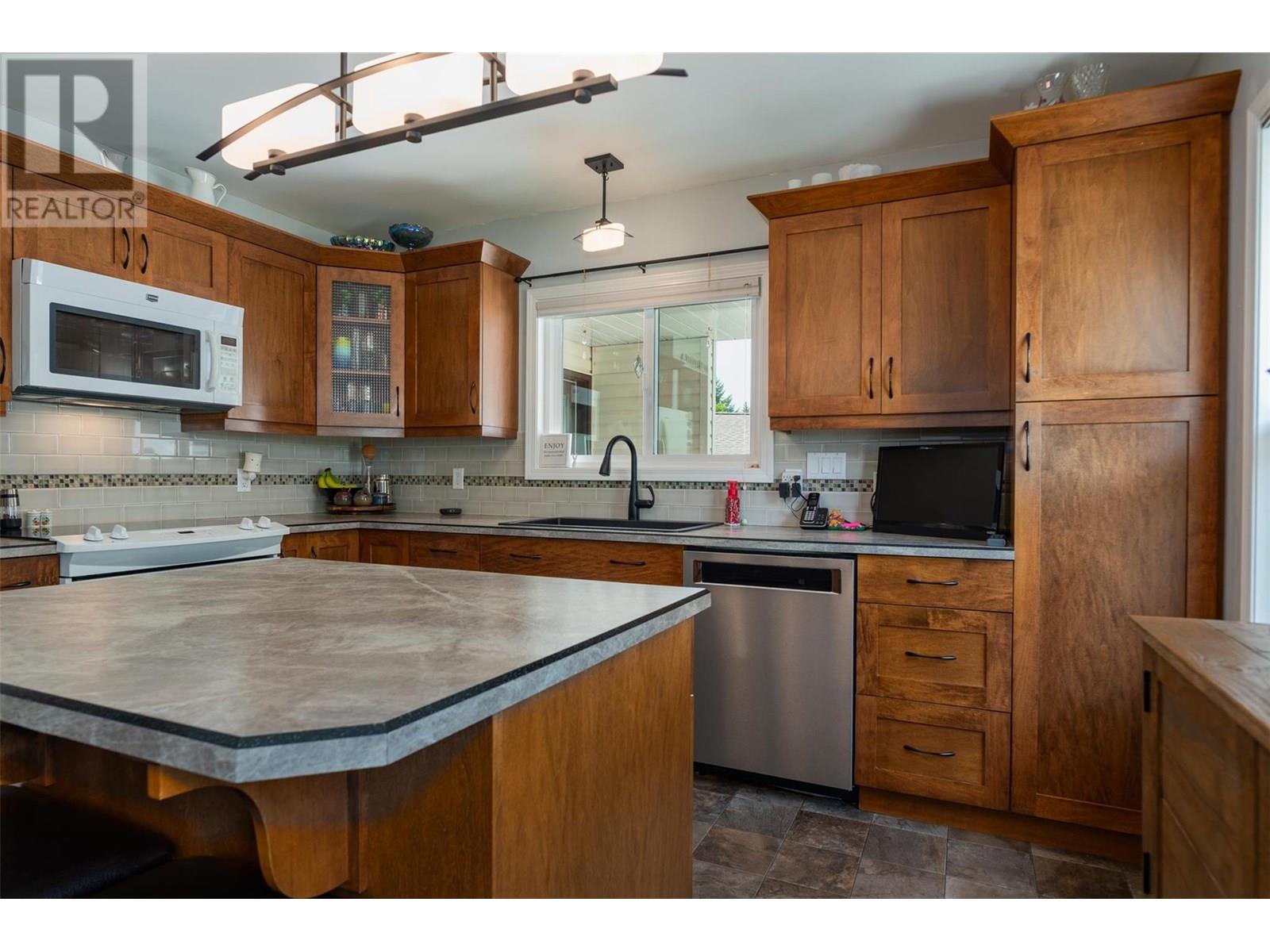 909 8th Street, Montrose, British Columbia  V0G 1P0 - Photo 11 - 10352173