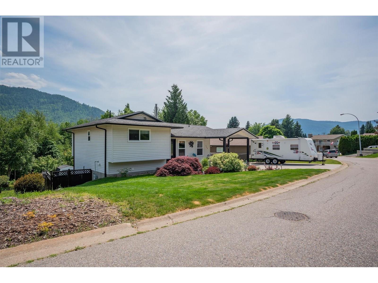 909 8th Street, Montrose, British Columbia  V0G 1P0 - Photo 2 - 10352173