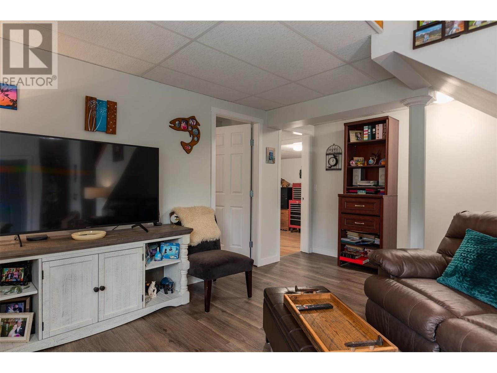 909 8th Street, Montrose, British Columbia  V0G 1P0 - Photo 22 - 10352173
