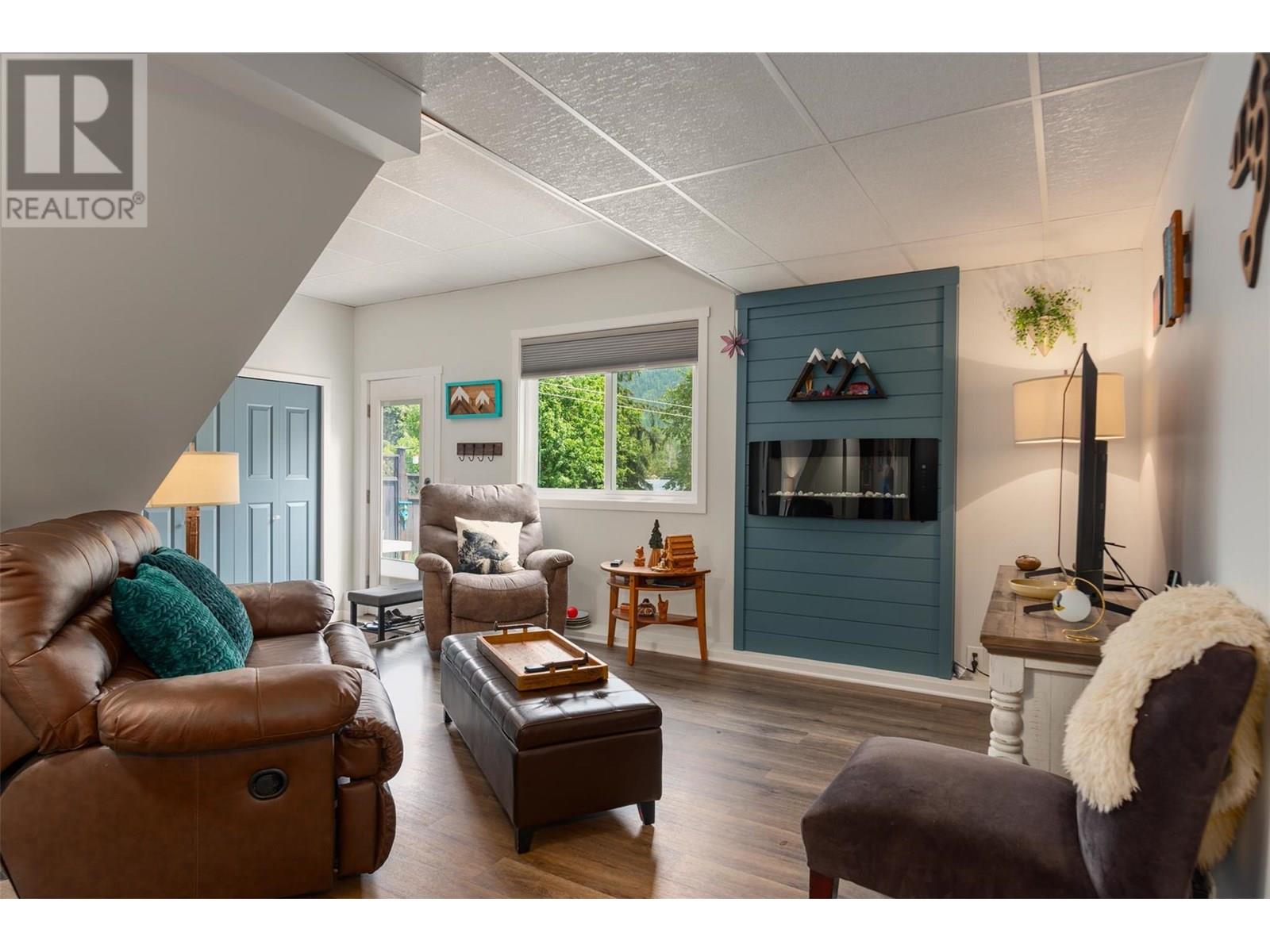 909 8th Street, Montrose, British Columbia  V0G 1P0 - Photo 23 - 10352173