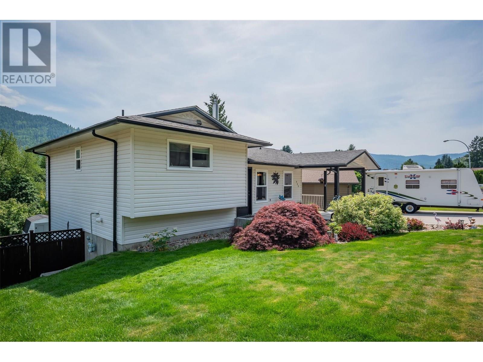 909 8th Street, Montrose, British Columbia  V0G 1P0 - Photo 30 - 10352173