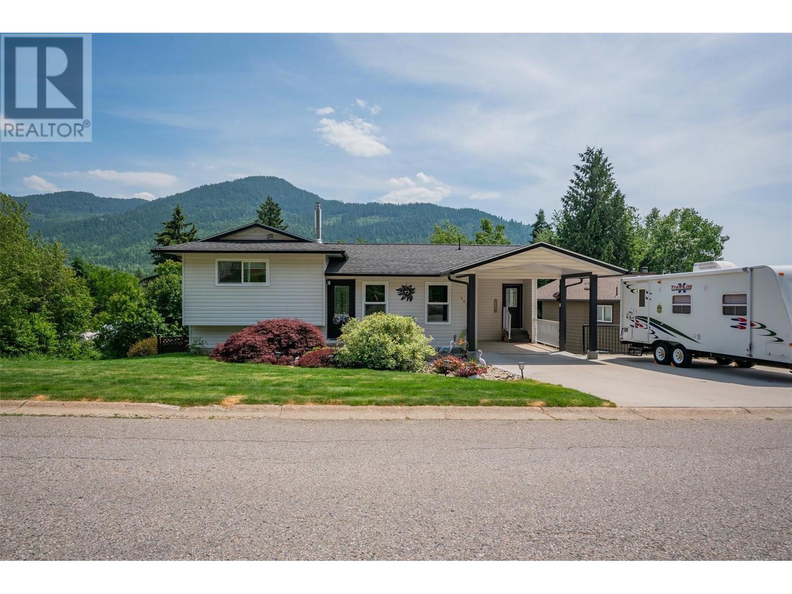 909 8th Street, Montrose, British Columbia  V0G 1P0 - Photo 32 - 10352173