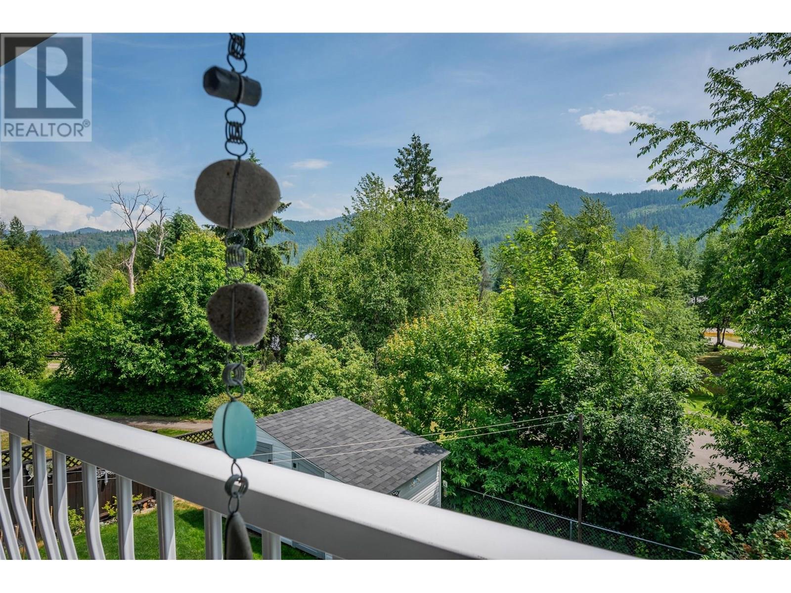 909 8th Street, Montrose, British Columbia  V0G 1P0 - Photo 40 - 10352173