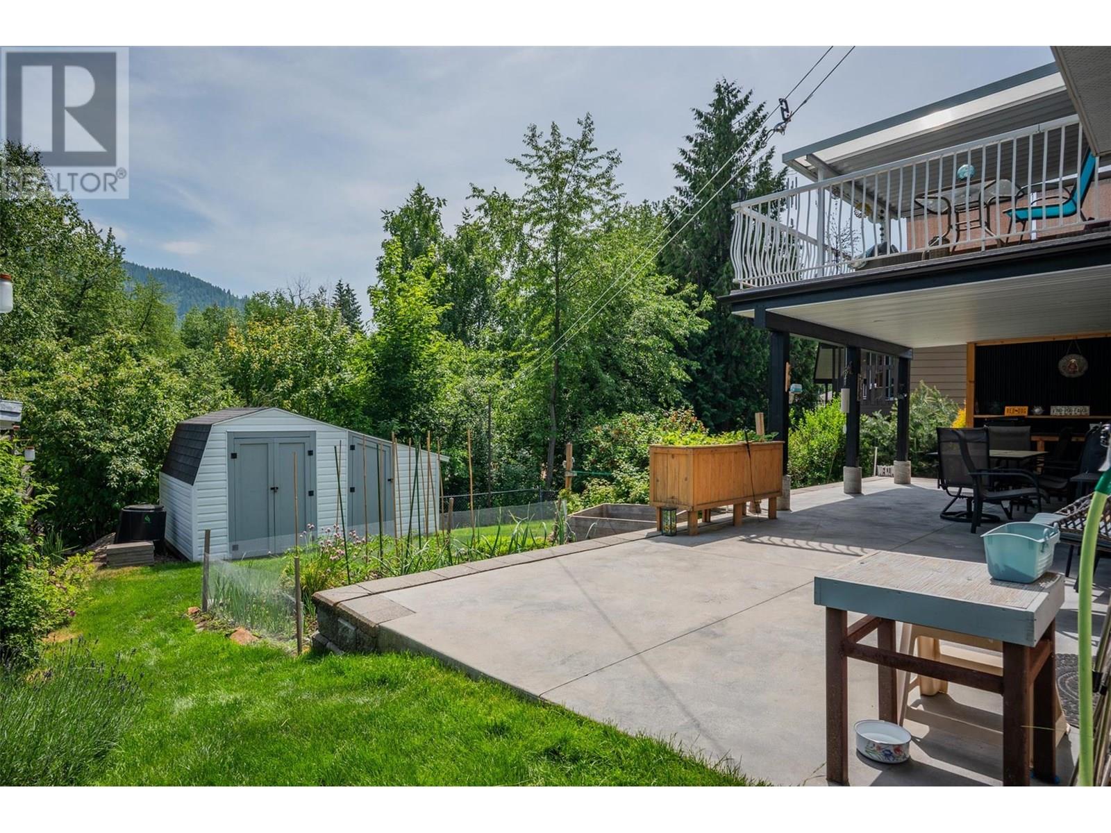 909 8th Street, Montrose, British Columbia  V0G 1P0 - Photo 42 - 10352173