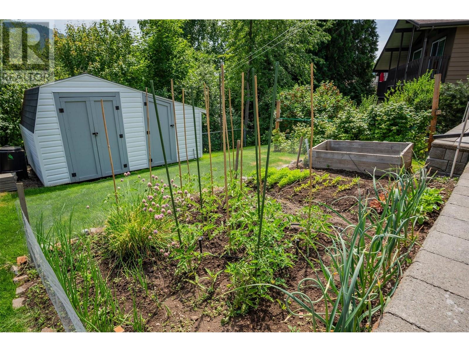 909 8th Street, Montrose, British Columbia  V0G 1P0 - Photo 44 - 10352173