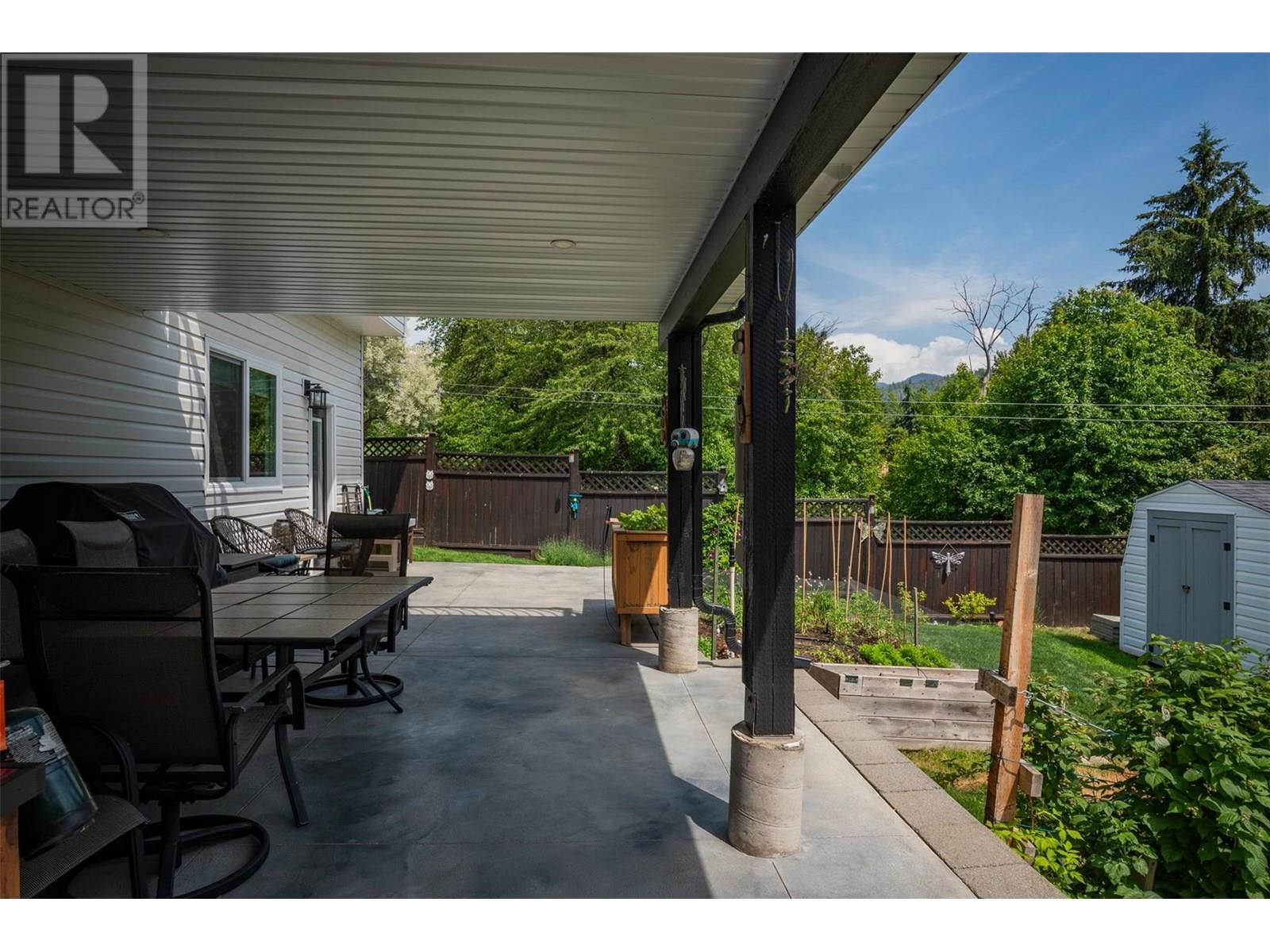 909 8th Street, Montrose, British Columbia  V0G 1P0 - Photo 47 - 10352173