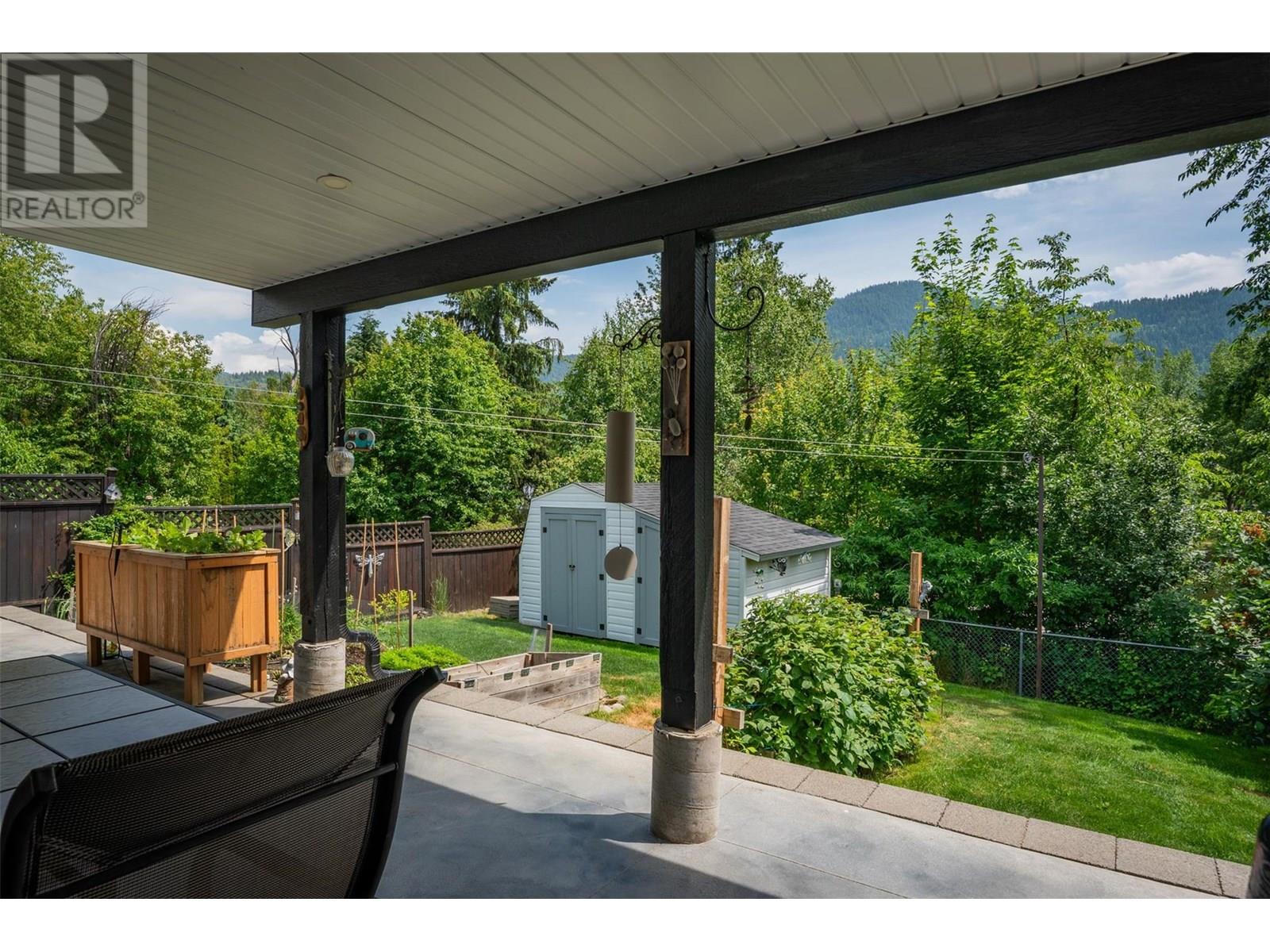 909 8th Street, Montrose, British Columbia  V0G 1P0 - Photo 48 - 10352173